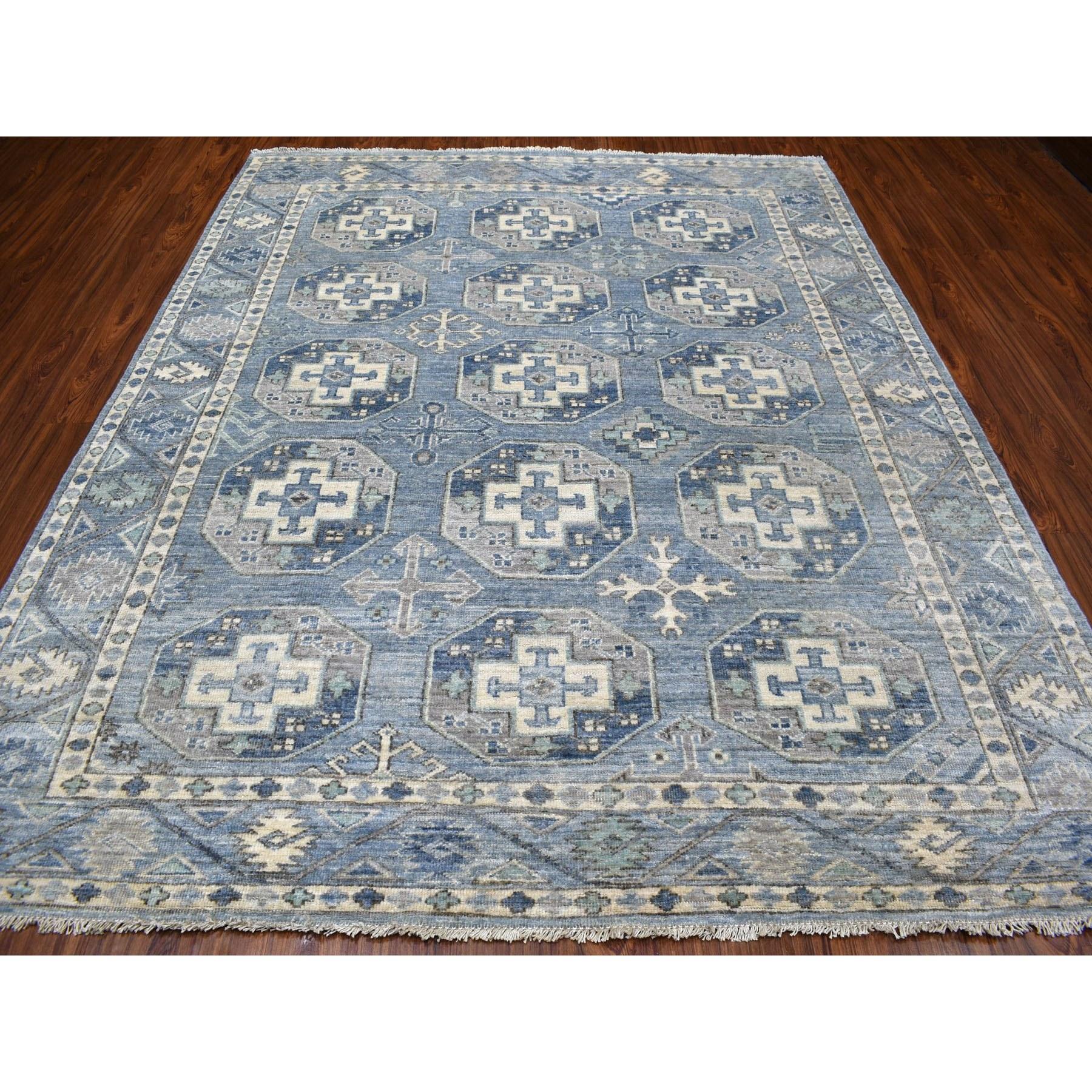 Se trata de una auténtica alfombra oriental anudada a mano con diseño Ersari afgano de lana azul brillante. Ha sido anudada durante meses y meses con técnicas artesanales de tejido centenarias por expertos artesanos.
Materiales primarios: