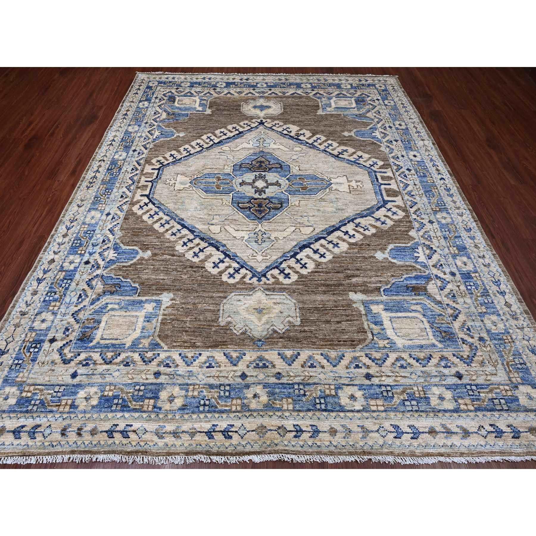 Mandelbraun, Afghanischer Peshawar mit anatolischem Dorf inspiriertem Design, Hochgebirgswolle, handgeknüpft, Orientteppich
Primäre MATERIALIEN: Wolle 
Latex: Kein Flor 
Höhe: 0,25 Zoll
Stil: Transitional
Grundfarbe: Braun
Sekundärfarben: Elfenbein,