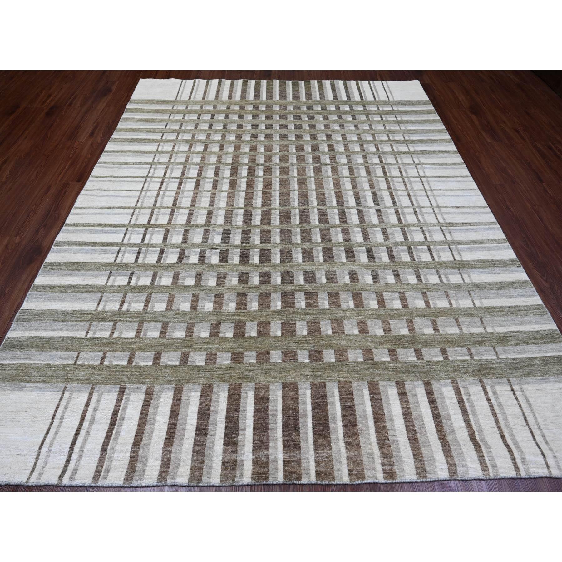 Dunkles Vanillebraun, Bauhaus-inspiriertes Criss-Cross-Line-Design, handgeknüpft, weiche und samtige Wolle, Orientteppich
Primäre MATERIALIEN: Wolle
Latex: Kein Flor 
Höhe: 0,25 Zoll
Stil: Transitional
Grundfarbe: Braun
Sekundärfarben: