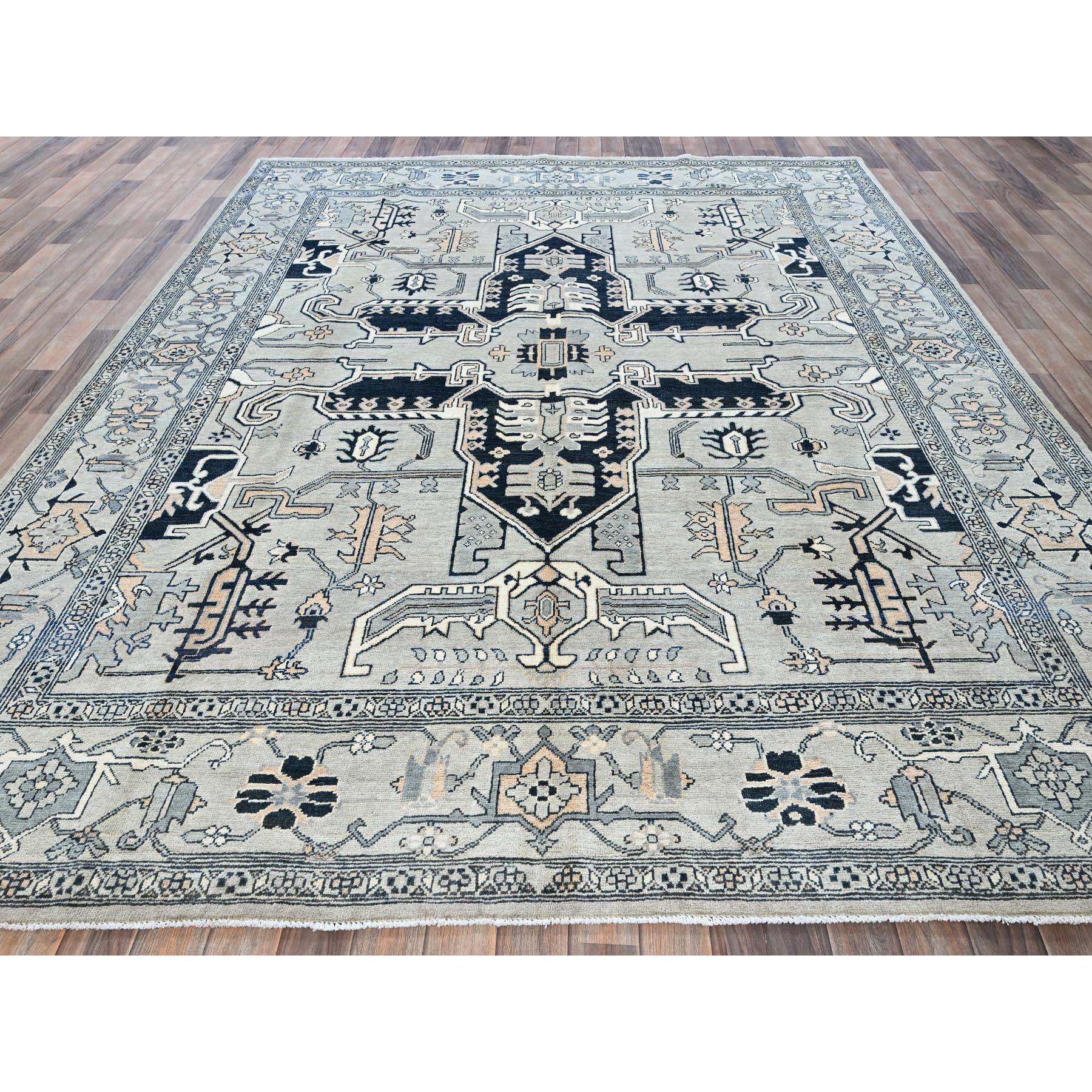 Wolkengrau, Peshawar mit Serapi Heriz Medaillon Design, Handgeknüpft, 100% Wolle, Dicht gewebt, Orientteppich
Primäre MATERIALIEN: Wolle
Latex: Kein Flor 
Höhe: 0,25 Zoll
Stil: Traditionell
Grundfarbe: Grau
Sekundäre Farben: Mitternachtsblau, Tan,