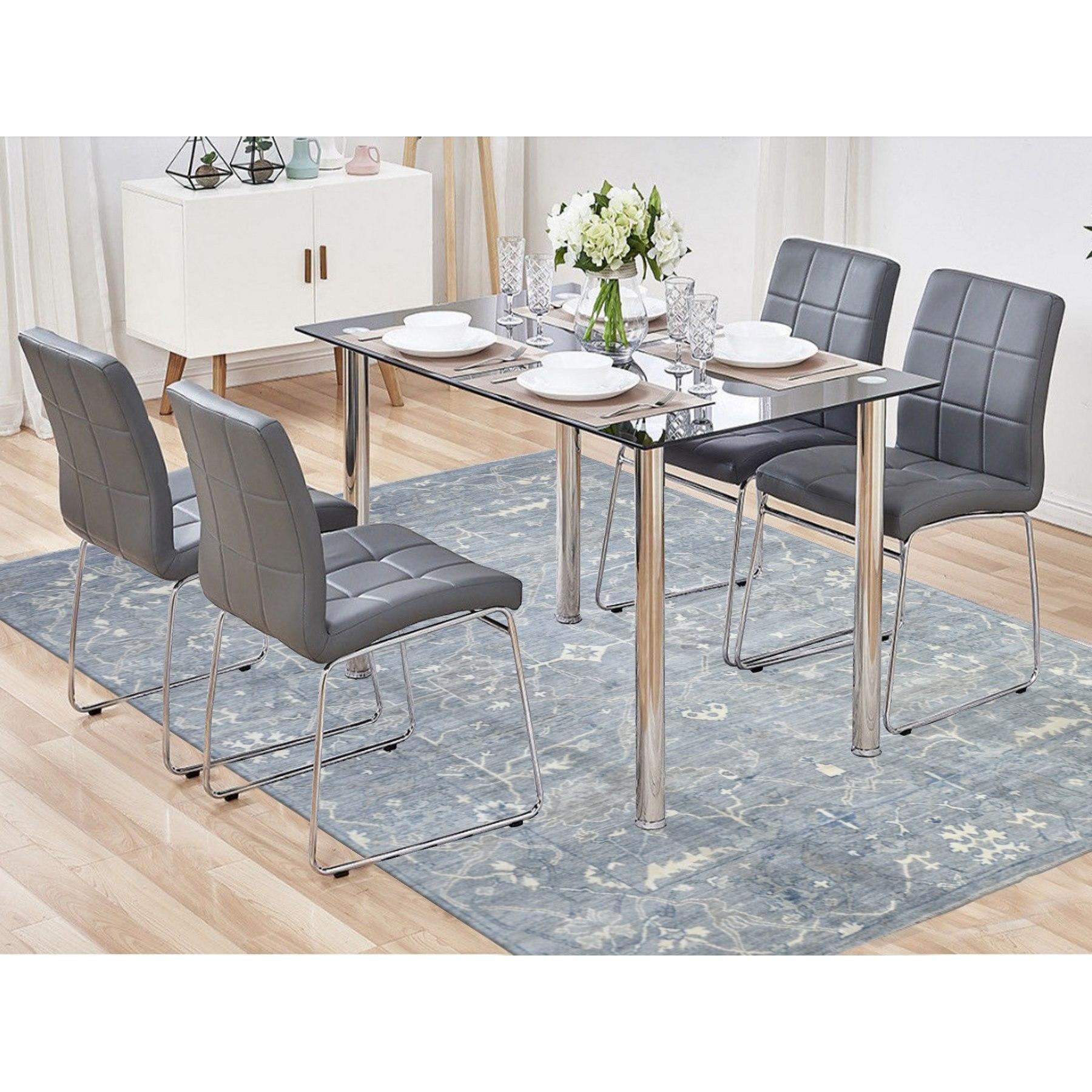 Il s'agit d'un véritable tapis gris Afghan Angora Oushak à motif fluide en laine douce, noué à la main. Il a été noué pendant des mois et des mois selon des techniques de tissage séculaires par des artisans experts.
Matières premières : Laine
Latex