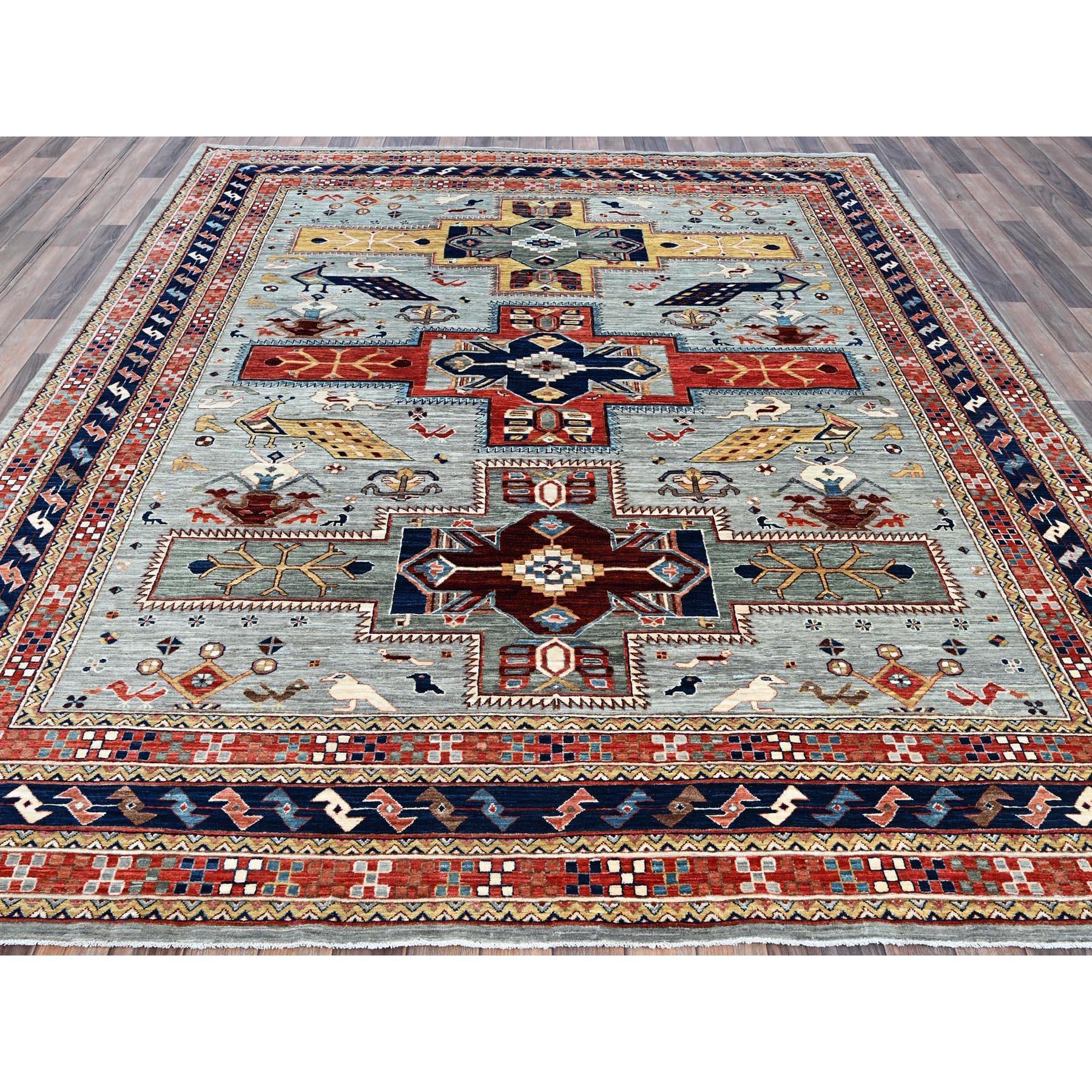 Mirage Grau, Armenisch inspiriertes kaukasisches Design mit Vogelfiguren, 200 KPSI, dichteres Gewebe, weiche und glänzende Wolle, handgeknüpft, natürliche Farbstoffe, Orientteppich
Primäre MATERIALIEN: Wolle
Latex: Kein Flor 
Höhe: 0,25 Zoll
Stil: