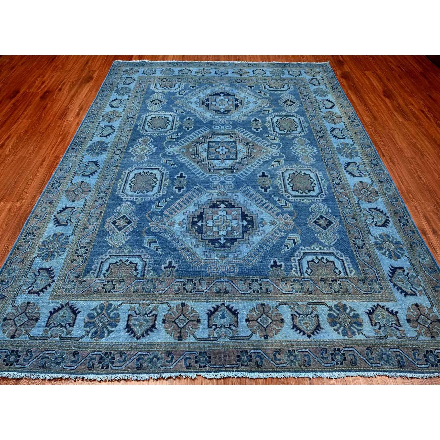 Azul Imperial, 100% Lana, Kazak Sobreteñida con Diseño de Medallones Geométricos, Anudada a Mano, Alfombra Oriental
Materiales primarios: Lana
Látex: Sin pelo 
altura: 0,25 Pulgadas
Estilo: Tradicional
Color principal: Azul
Colores secundarios: