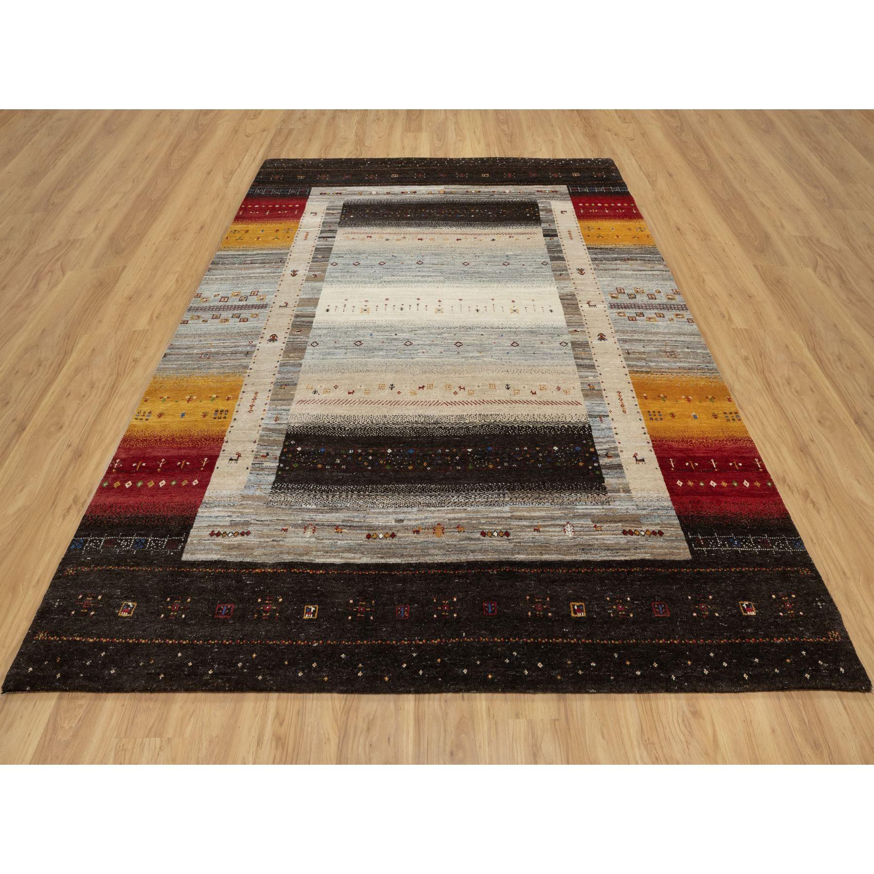 Khakibraun, Reine Wolle, Handgeknüpft, Lori Buft Gabbeh mit kleinen Tierfiguren, Modern, Dick und Plüsch, Orientteppich
Primäre MATERIALIEN: Wolle
Latex: Kein Flor 
Höhe: 0,25 Zoll
Stil: Transitional
Grundfarbe: Braun
Sekundäre Farben: Weiß, Blau,