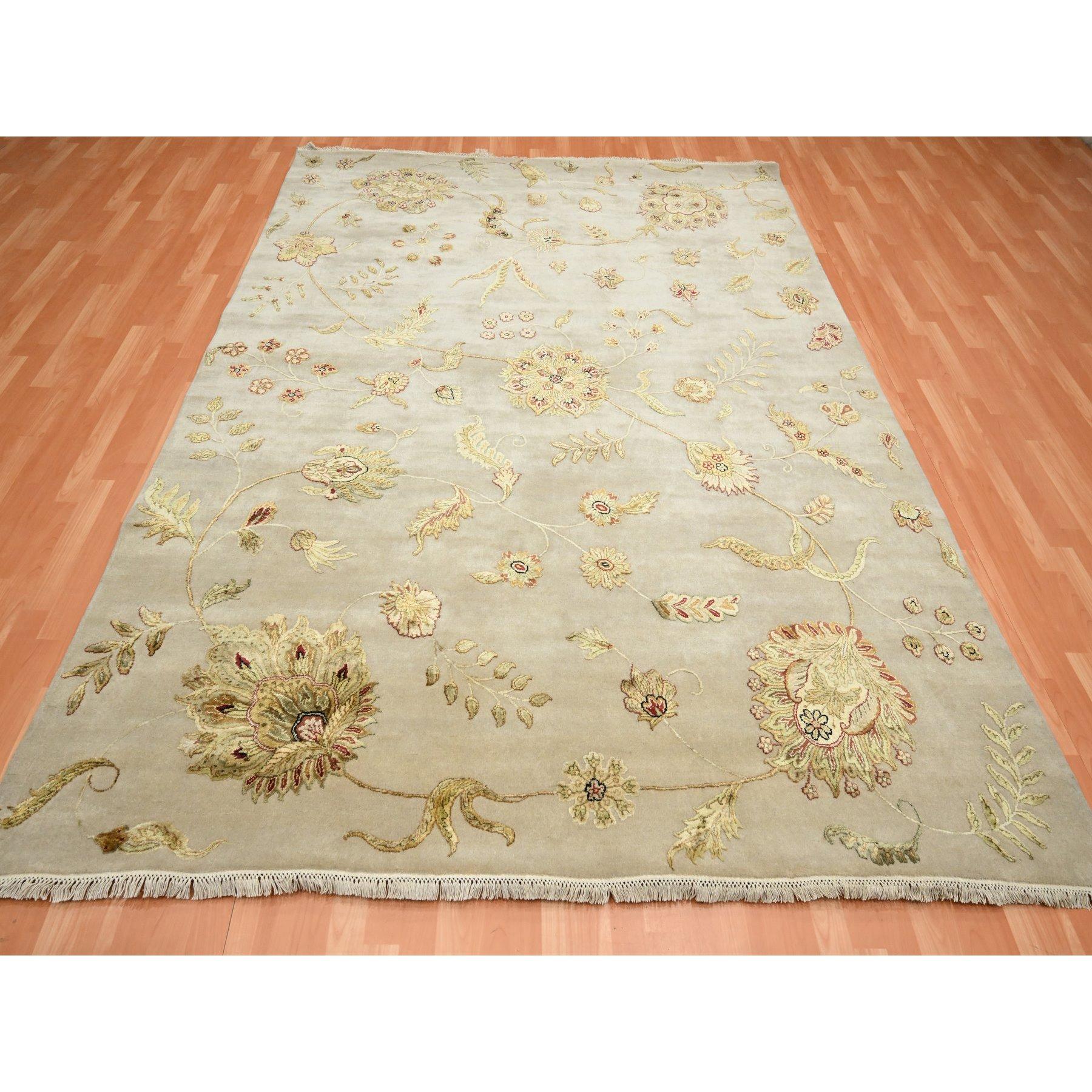 Leinen weiß, grenzenloses botanisches Muster, halb Wolle und halb Seide, dicht gewebt, weicher Flor, handgeknüpft, Orientteppich
Primäre MATERIALIEN: Wolle & Seide
Latex: Kein Flor 
Höhe: 0,25 Zoll
Stil: Traditionell
Grundfarbe: Elfenbein
Sekundäre