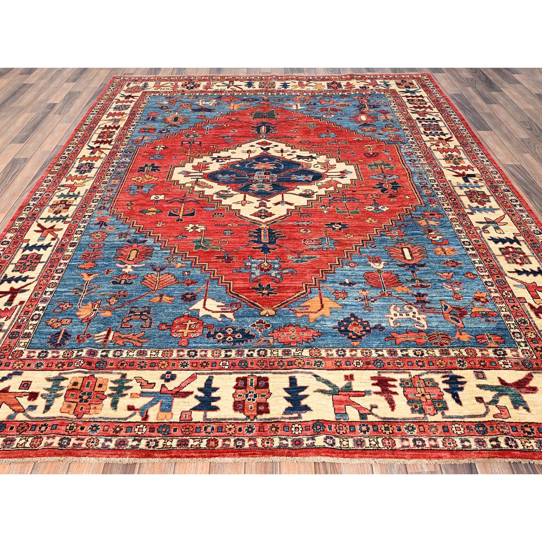 Rouge impérial, qualité Aryana, Serapi Heriz avec grand motif de médaillon, teintures végétales, laine de haute montagne, noué à la main, poil doux, densément tissé, tapis d'Orient
Matières premières : Laine
Latex : Pas de poils 
hauteur : 0,25