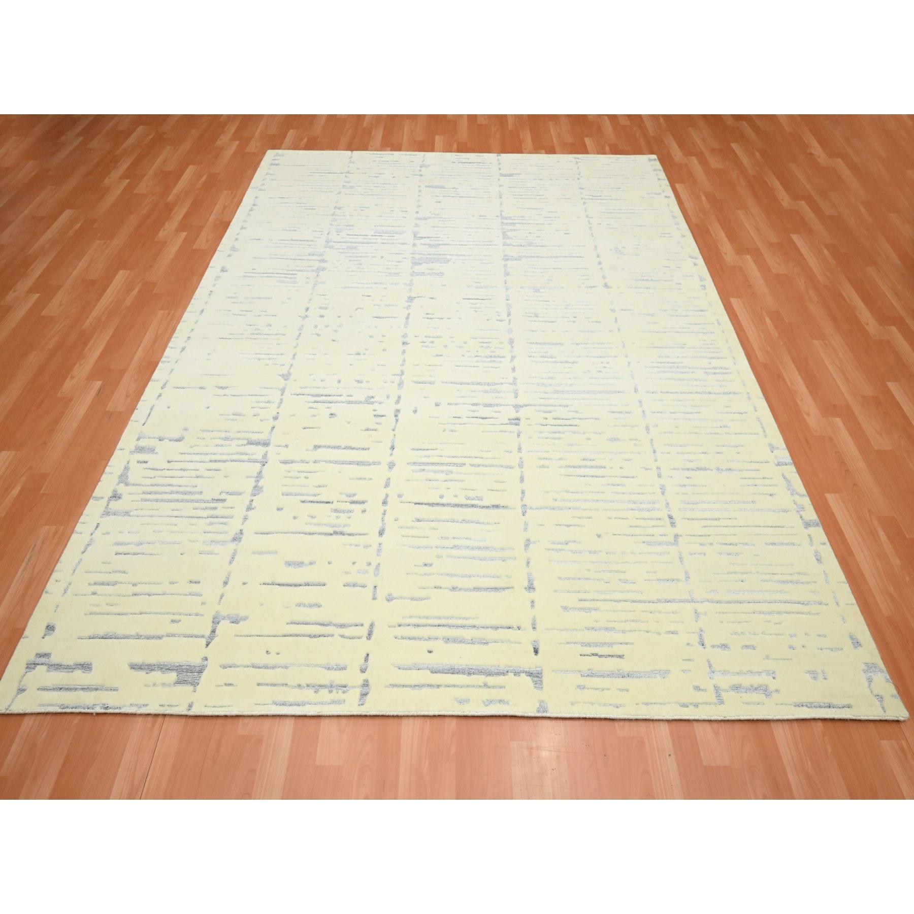Reines Weiß, Modernes Design mit strukturiertem Gewebe, Wolle & Seide, Ton in Ton, Handgeknüpft, Orientteppich
Primäre MATERIALIEN: Wolle & Seide
Latex: Kein Flor 
Höhe: 0,25 Zoll
Stil: AM Contemporary
Grundfarbe: Elfenbein
Sekundäre Farben: