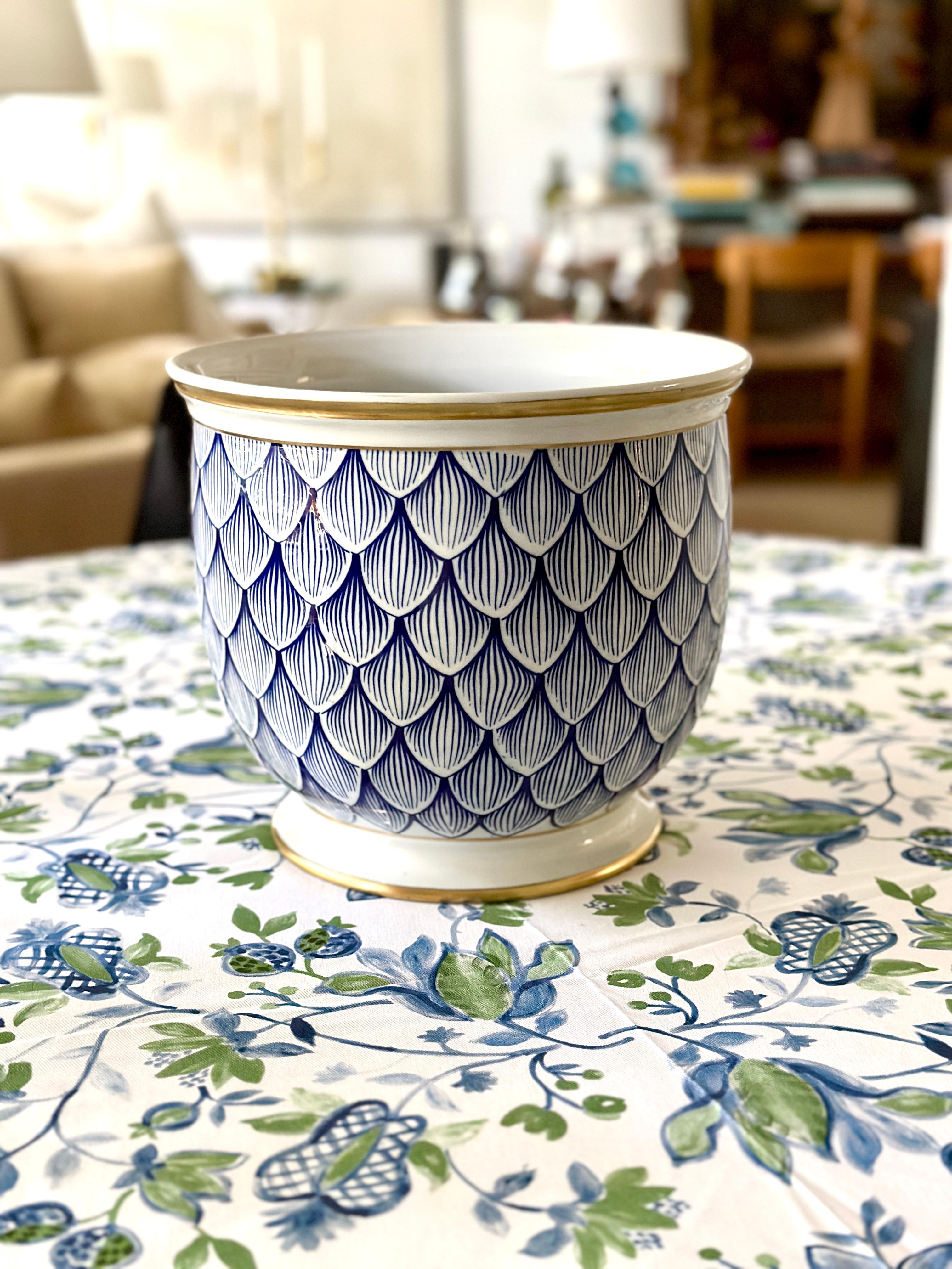 Schöne große Jardiniere aus Porzellan mit vergoldetem Rand und blauem Fischschuppenmuster auf weißem Grund. Made in Italy von Good Friends & Company, wahrscheinlich in den 1980er Jahren hergestellt. Die Jardinière ist etwa 9 1/2 Zoll hoch, hat oben