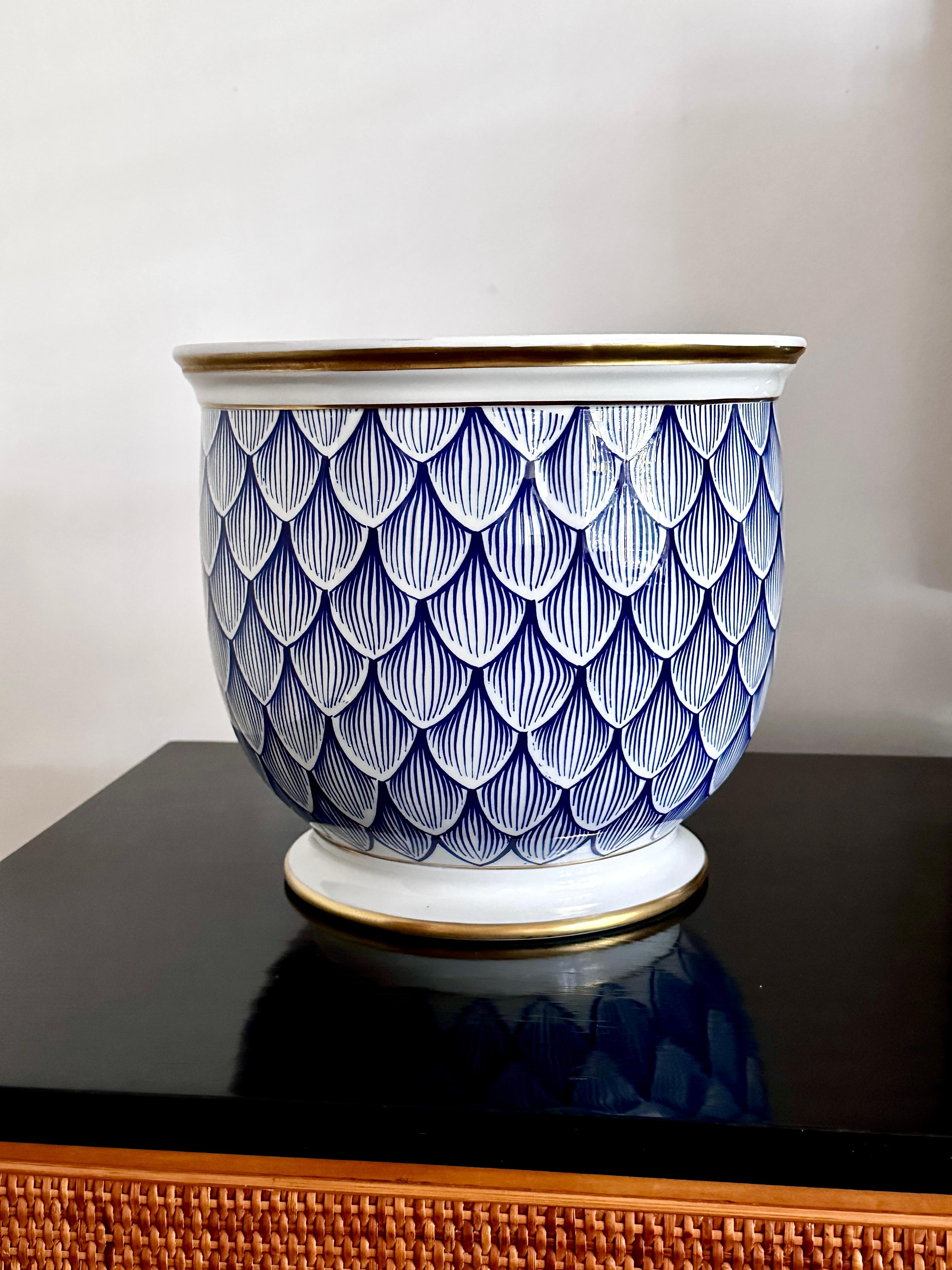 9 1/2 Zoll große, blau-weiß vergoldete Jardinière, Good Friend & Com, Italien (Neoklassisch) im Angebot