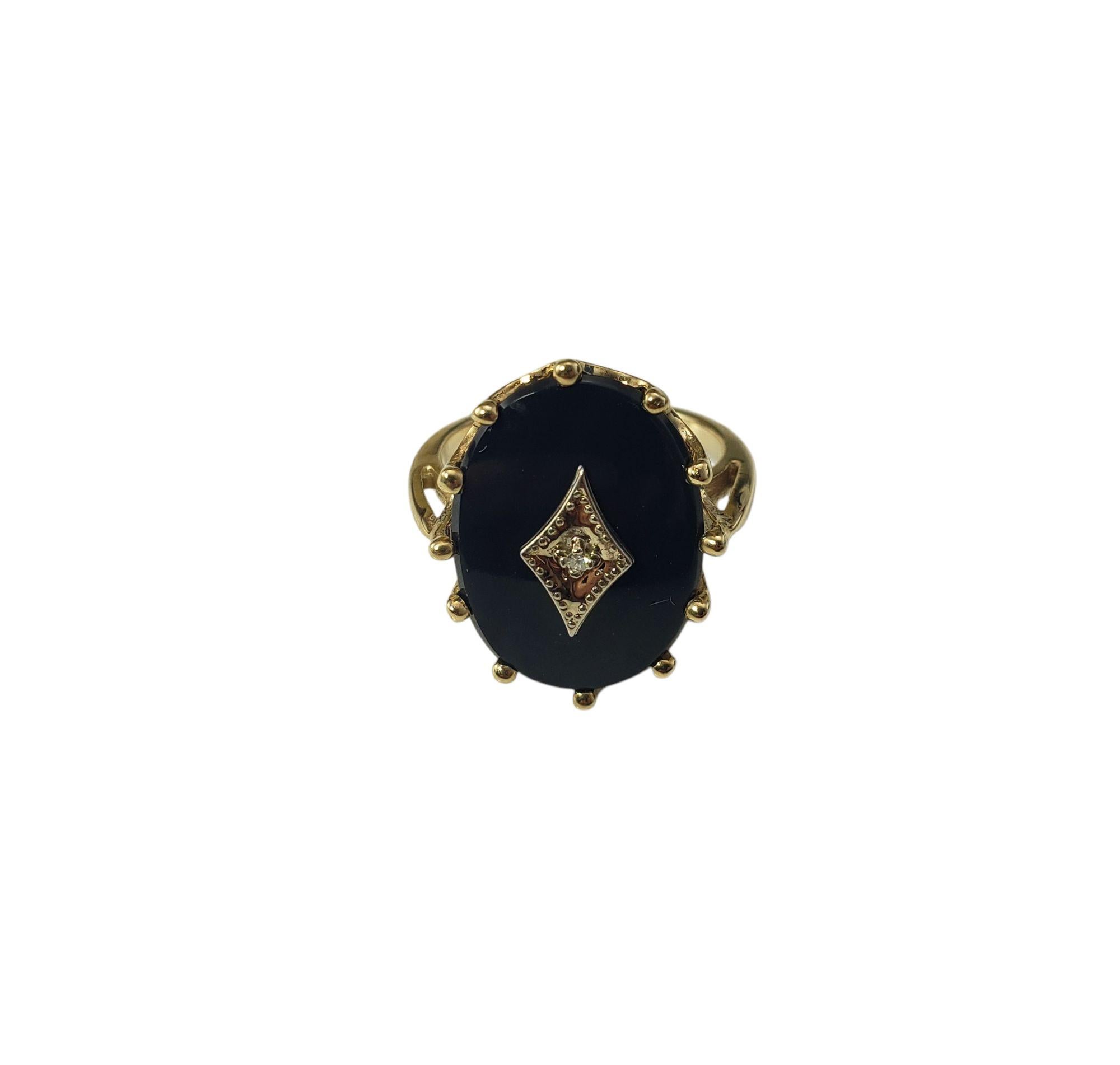 9 - 10 Karat Yellow Gold Onyx and Diamond Ring Size 5.5

This lovely 9 - 10K yellow gold ring features a bold oval-shaped black onyx stone with a sparkling round single cut diamond at its center, adding a touch of sparkle. 

Front of ring measures