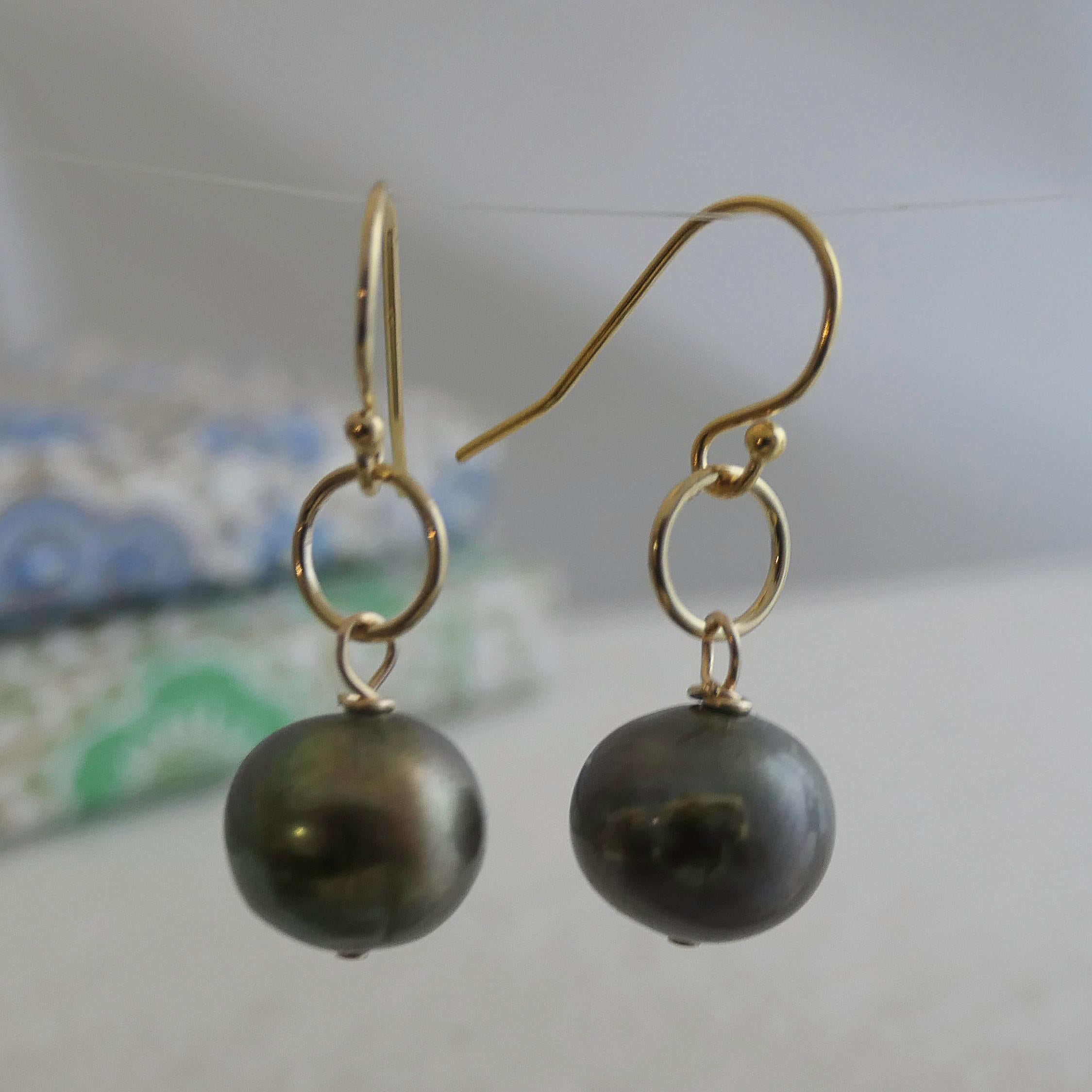 HANDGEFERTIGTE, handgefertigte 9-10 mm große, olivgrüne Süßwasser-Zuchtperlen sind mit Draht auf 7 mm große, runde, mit 14kt Gold gefüllte Jumprings gewickelt, die dann an 14kt Gold gefüllten Ohrhaken befestigt sind. Die Länge beträgt etwa 2,8 cm.