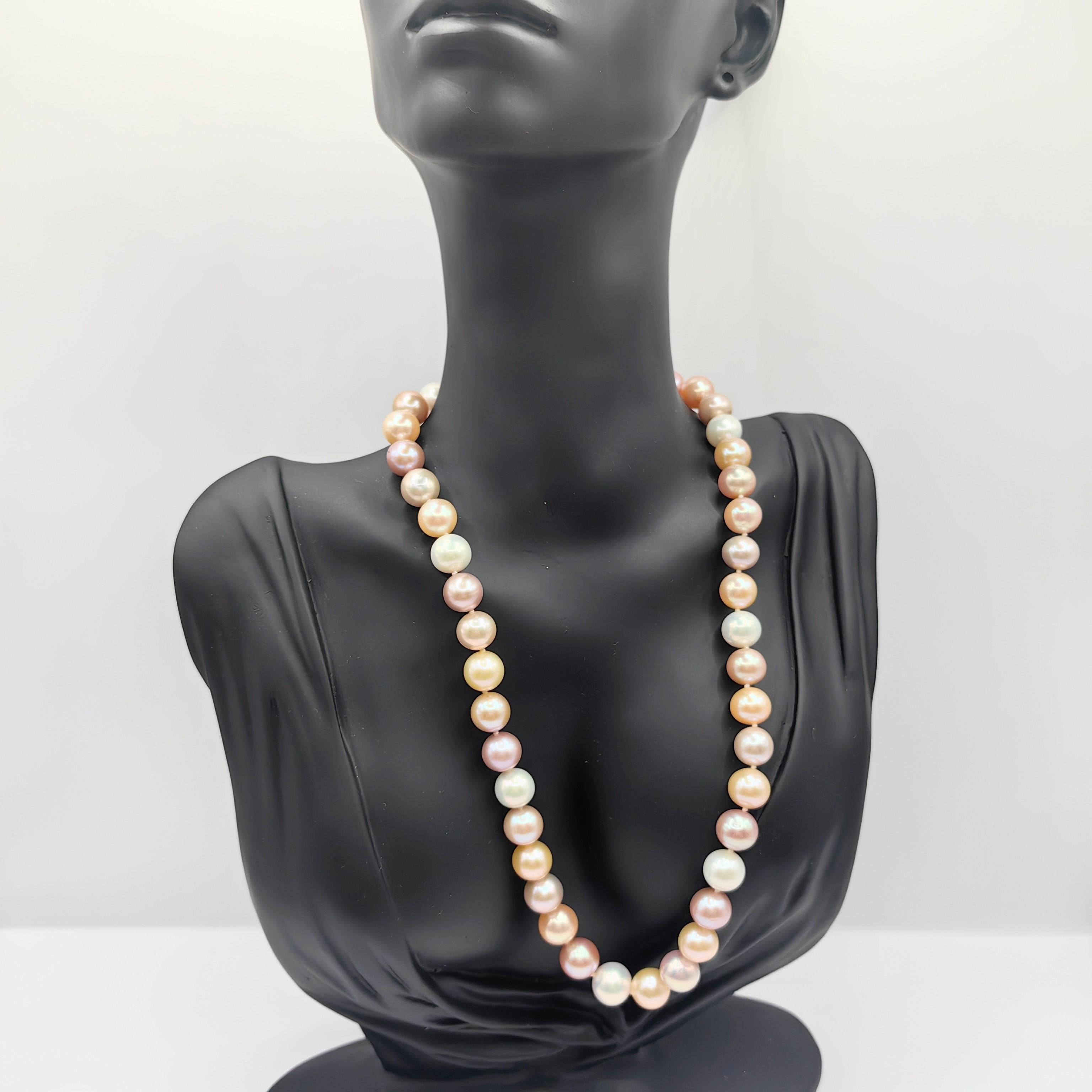 9-10mm Candy Pastel Multi-Color Round Pearl Necklace with 18K Gold Clasp For Sale 1