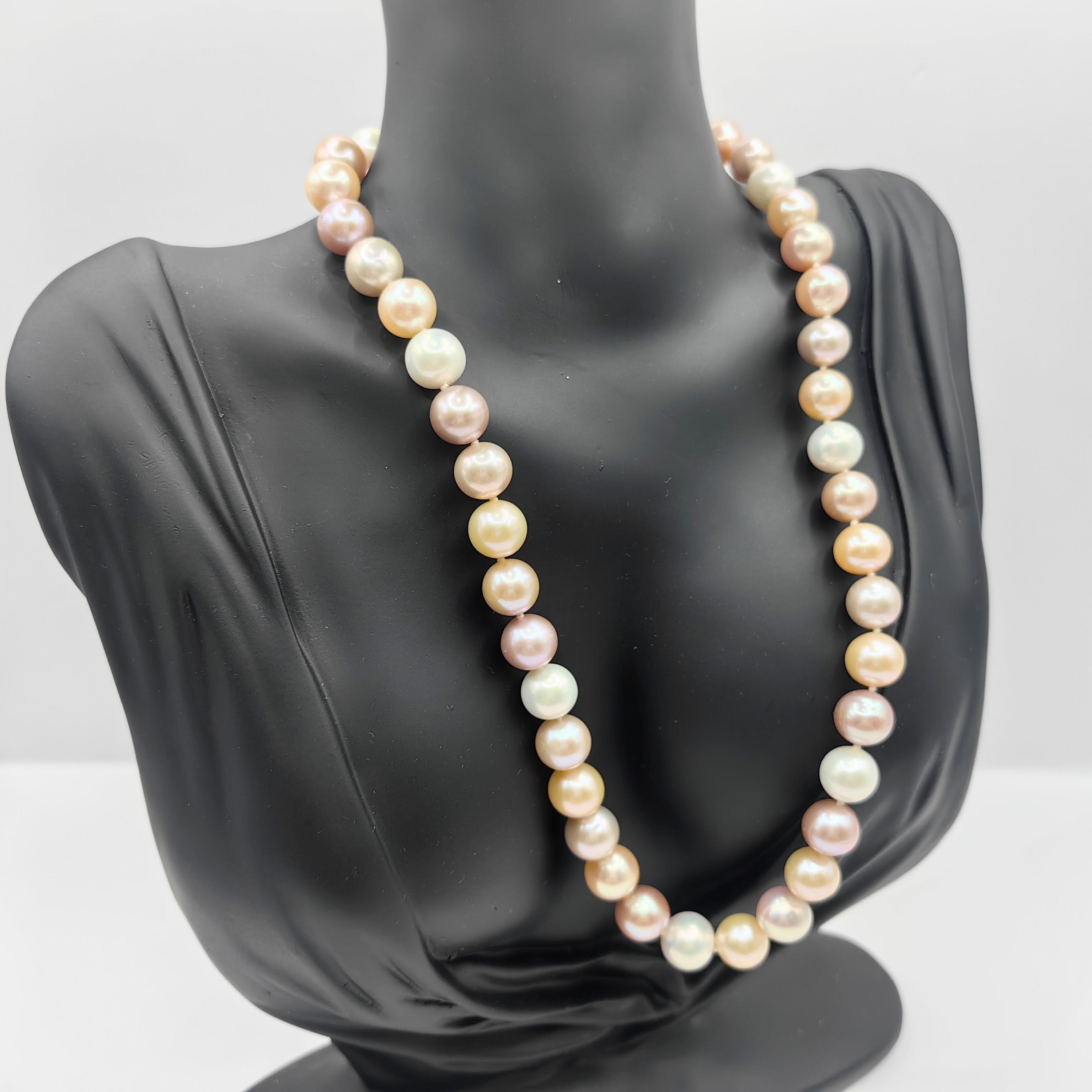 9-10mm Candy Pastel Multi-Color Round Pearl Necklace with 18K Gold Clasp For Sale 2