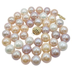 Collier de perles rondes multicolores pastel bonbons de 9-10 mm avec fermoir en or 18 carats