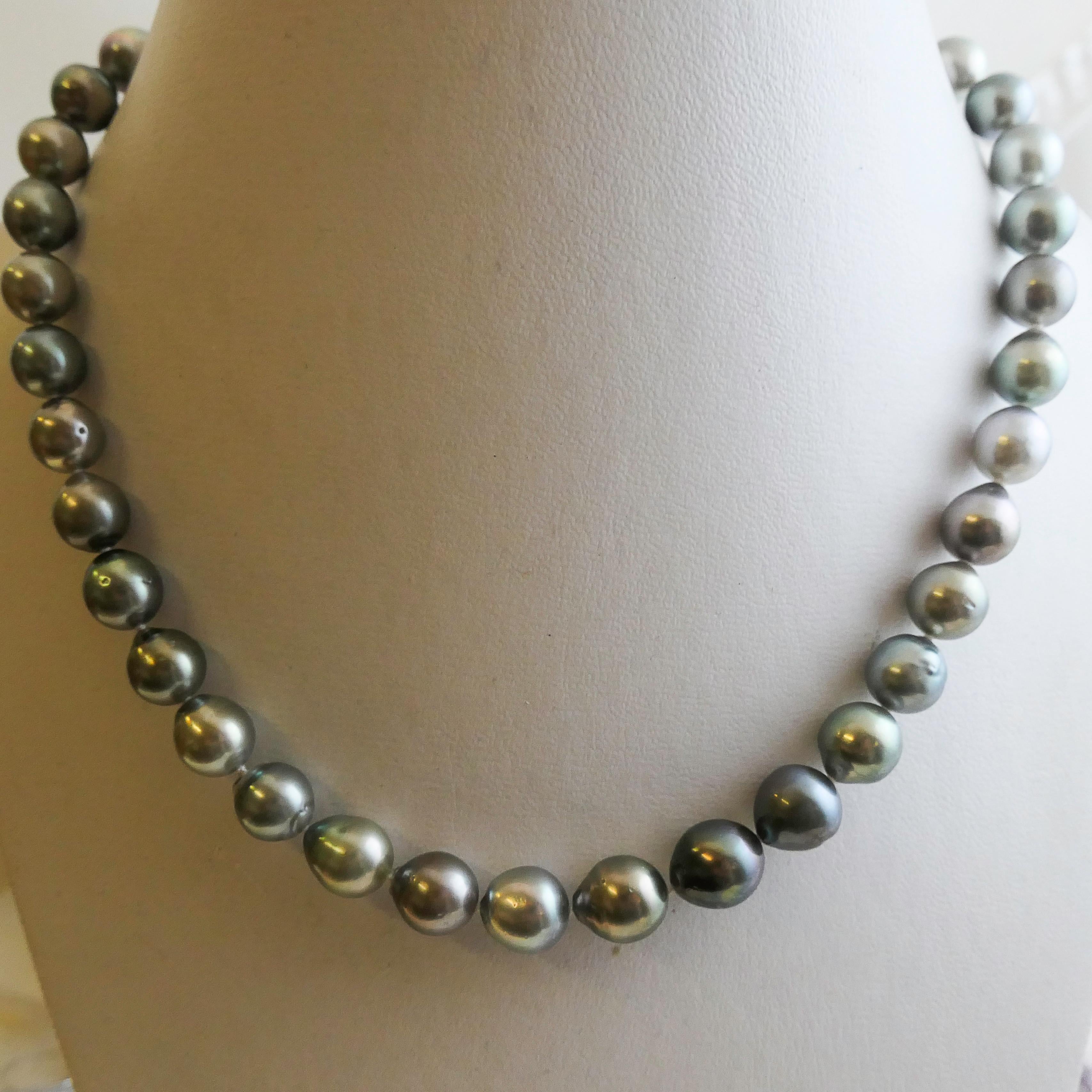 Questa splendida collana di perle di Tahiti da 9-11 mm è composta da 18 pollici di perle lucenti di colore grigio scuro, ognuna delle quali è completata da una chiusura in oro bianco 14 carati. Le perle presentano una lucentezza da alta a molto