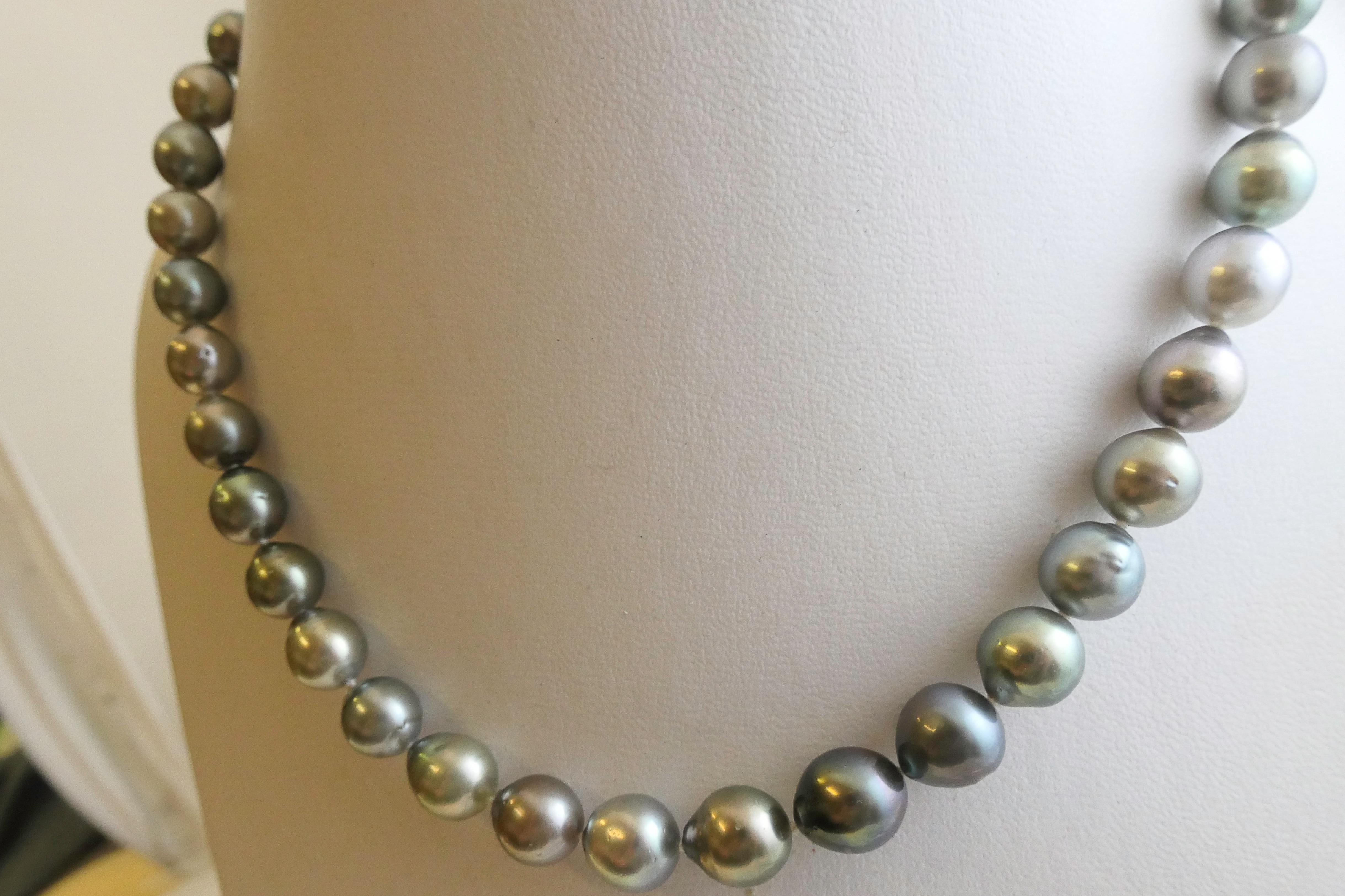 Grezzo Collana di perle di Tahiti da 9-11 mm con chiusura in oro bianco 14kt - Lunghezza 18 pollici in vendita