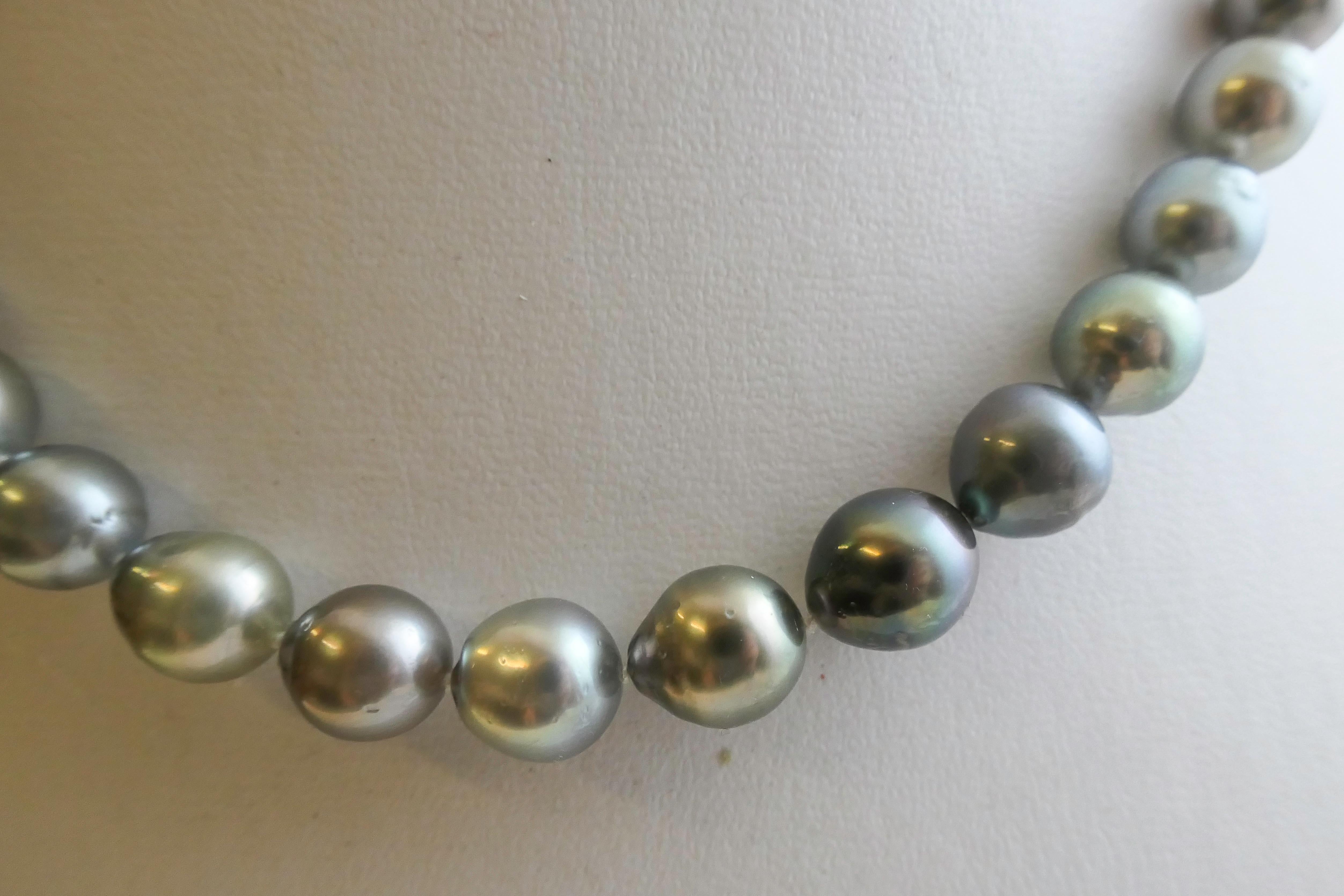 Collana di perle di Tahiti da 9-11 mm con chiusura in oro bianco 14kt - Lunghezza 18 pollici In condizioni Nuovo in vendita a Oslo, 03