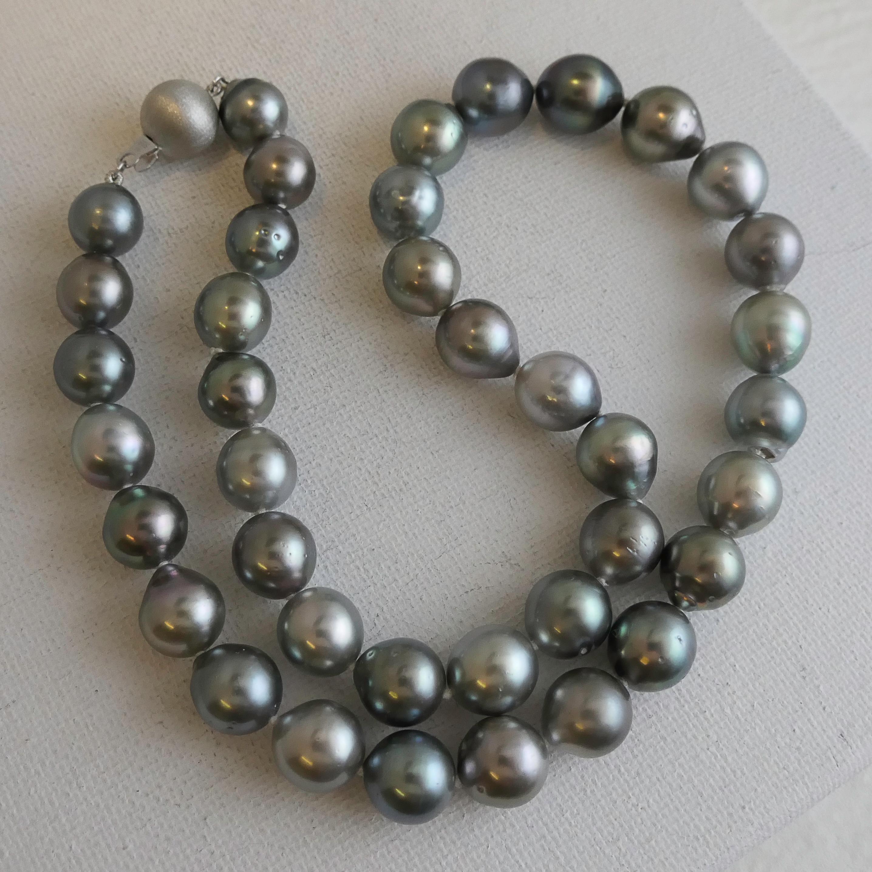 Donna Collana di perle di Tahiti da 9-11 mm con chiusura in oro bianco 14kt - Lunghezza 18 pollici in vendita