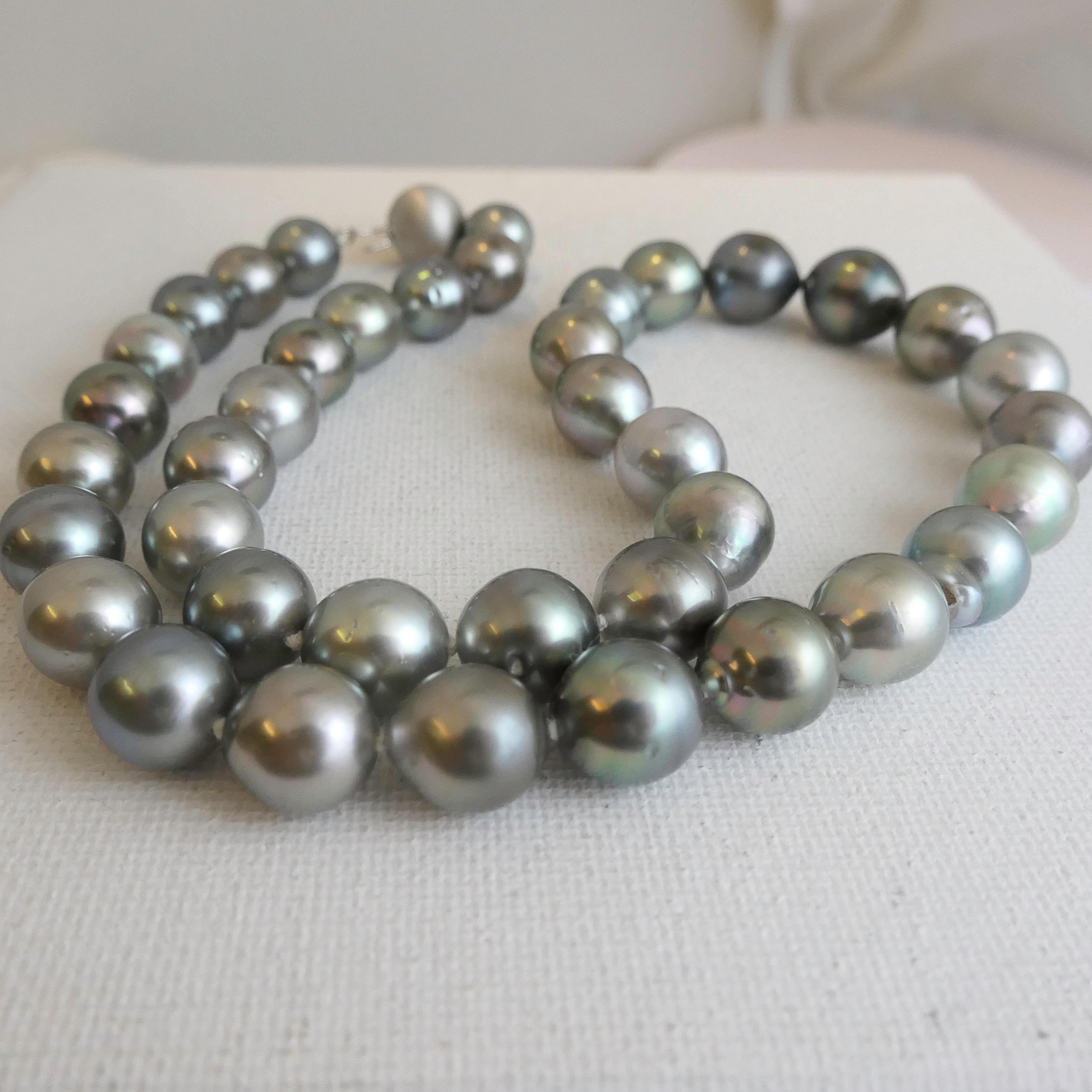 Collana di perle di Tahiti da 9-11 mm con chiusura in oro bianco 14kt - Lunghezza 18 pollici in vendita 2