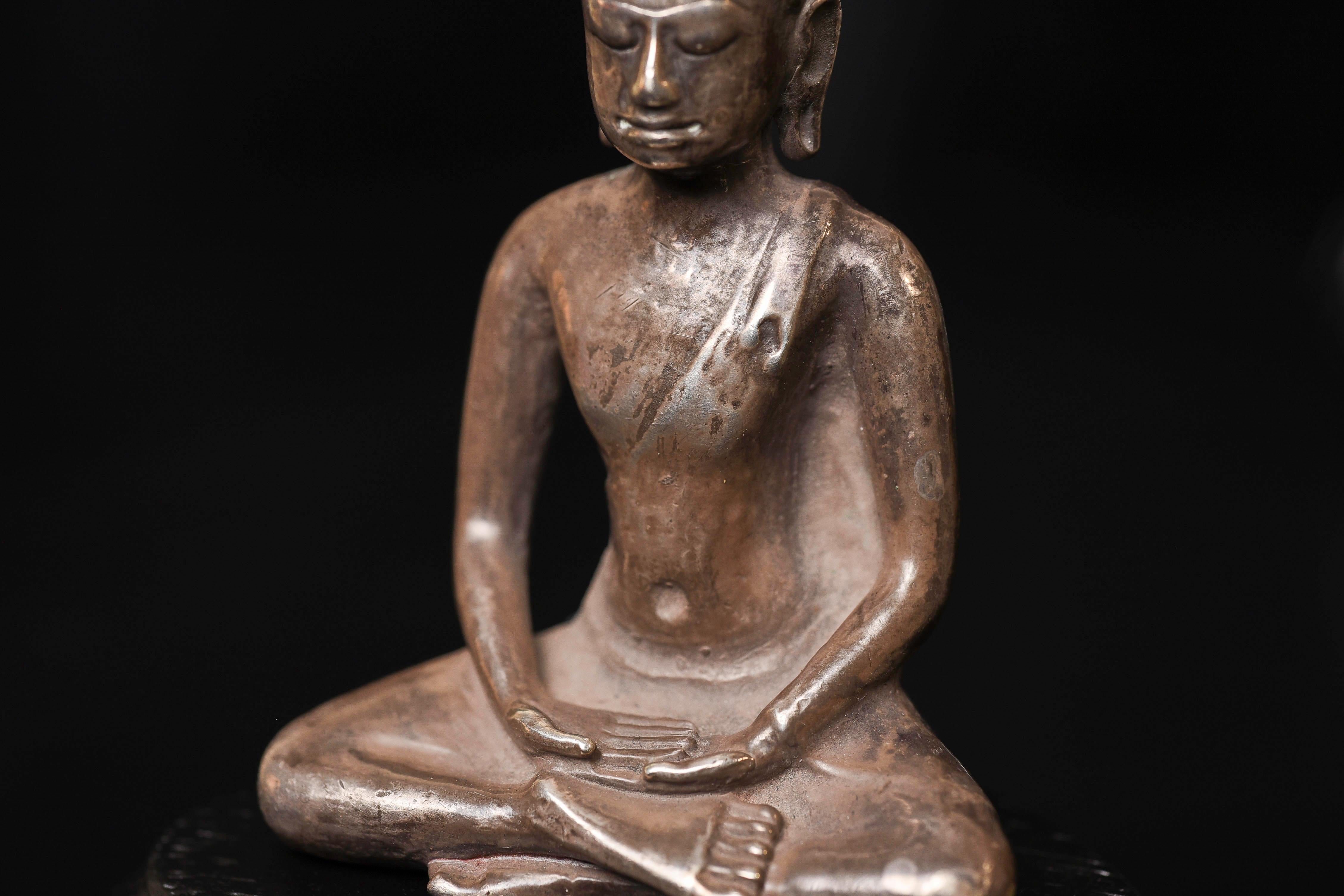 9-11thC .  (possibly solid) silver Dvarati Buddha, probably from Thailand For Sale 3