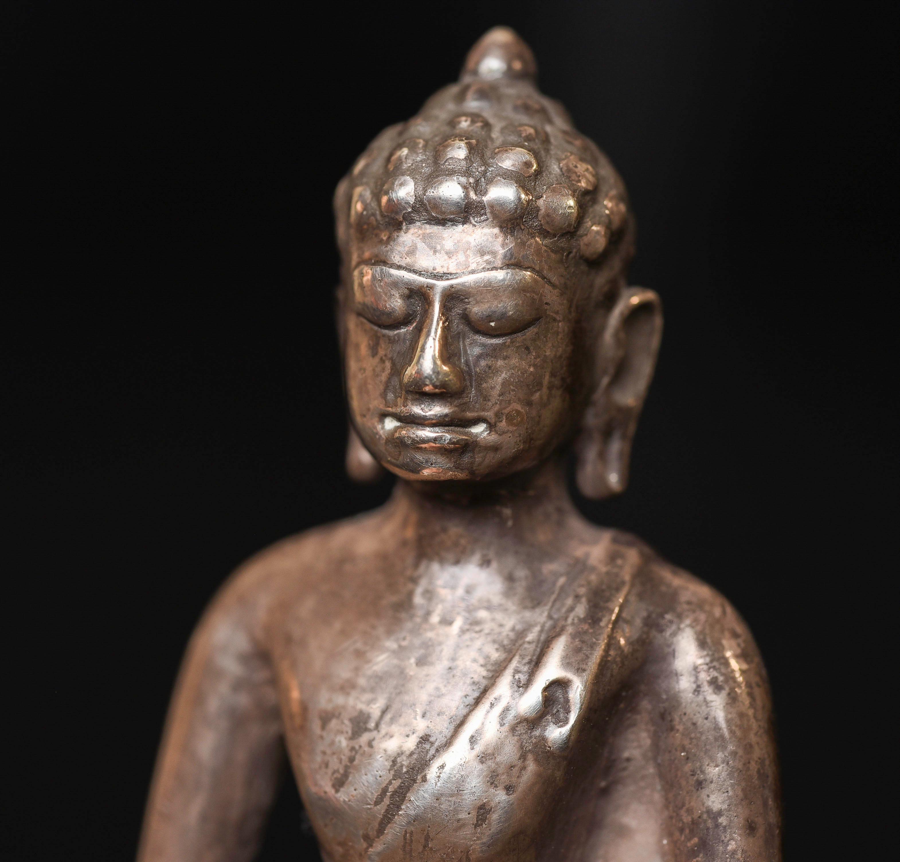 9-11thC .  (possibly solid) silver Dvarati Buddha, probably from Thailand For Sale 5