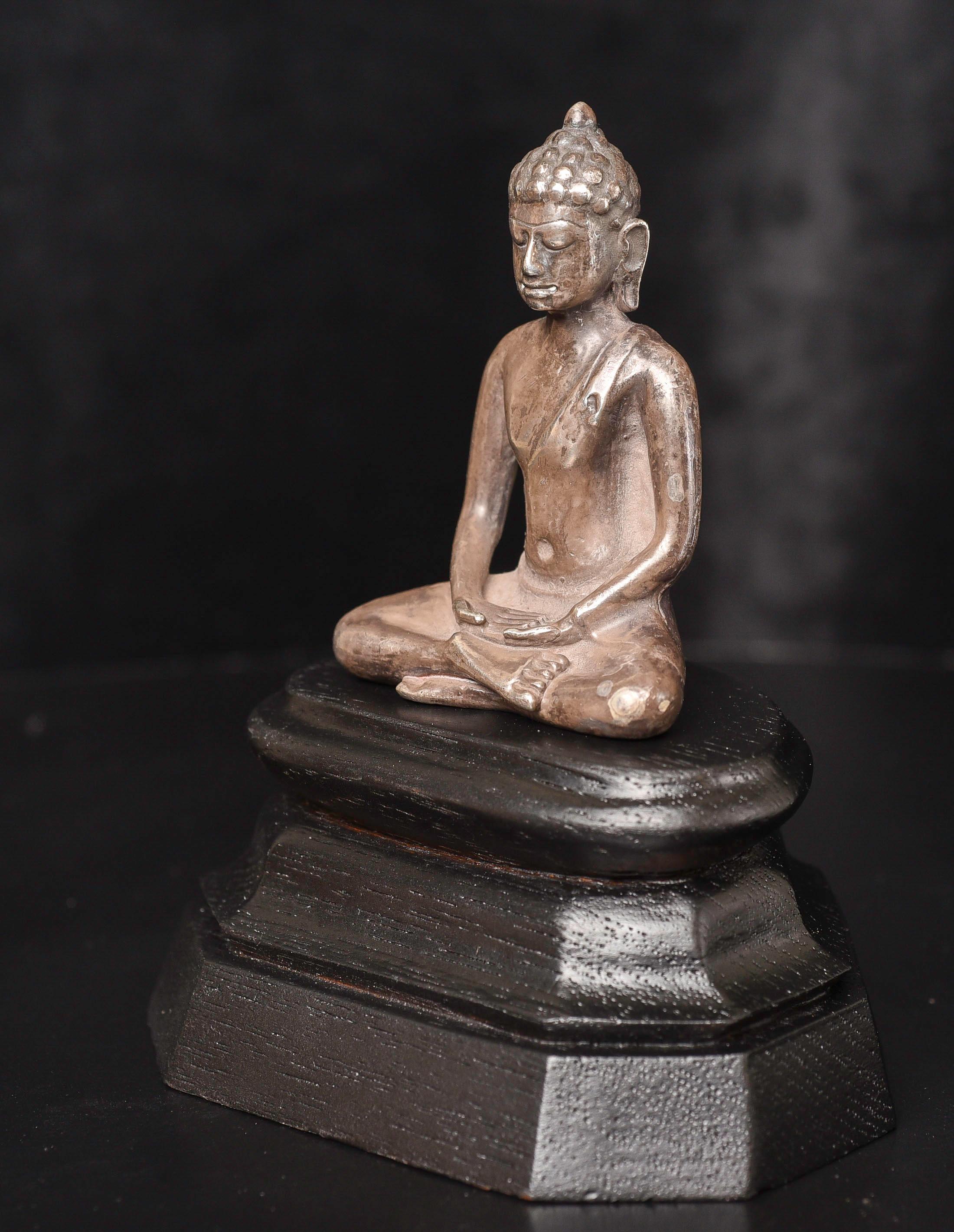 Cast 9-11thC .  (possibly solid) silver Dvarati Buddha, probably from Thailand For Sale