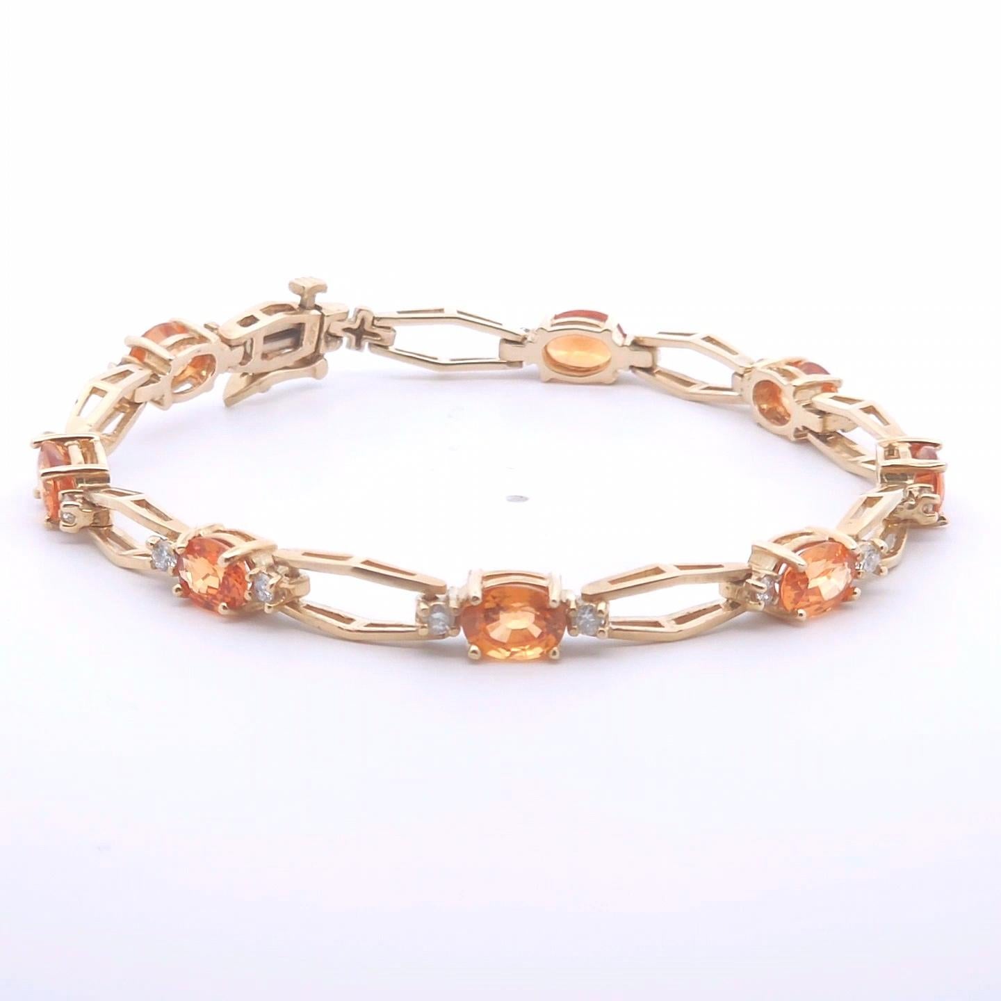 



2/2

ChatGPT dijo:
Esta exquisita pulsera ovalada de diamantes y granates de 9 3/4 quilates es una expresión intemporal de elegancia, gracia y sofisticación. Con un total de 9,17 quilates de piedras de granate ovaladas, ricamente coloreadas y