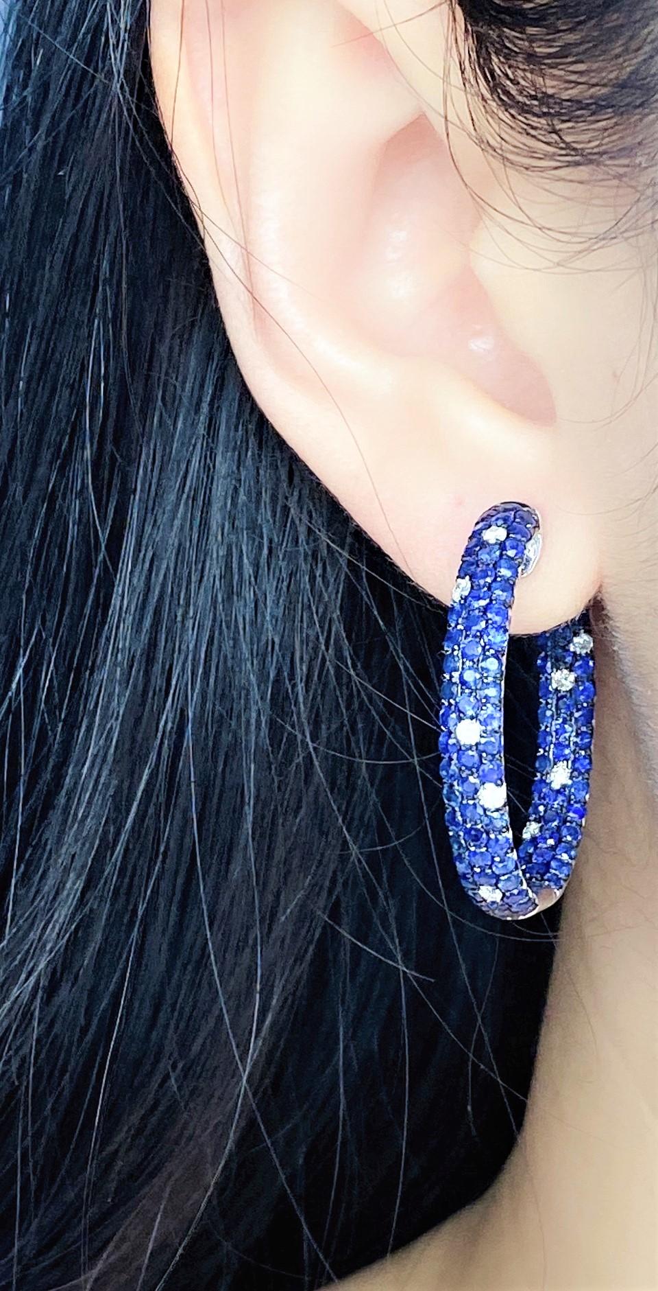 $9, 679 Exquisite 18KT Magnificent Fancy Blue Sapphire Diamond Hoop Earring (Gemischter Schliff) im Angebot