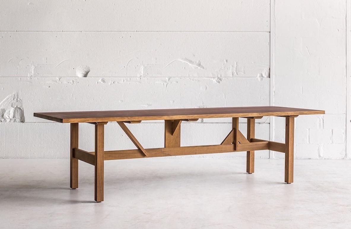 Table belge fabriquée en bois massif de Fraké et finie à l'huile, la table peut être utilisée aussi bien à l'intérieur qu'à l'extérieur. Chaque fixation à l'intérieur de la base de la table est conçue pour donner une stabilité maximale, tout en