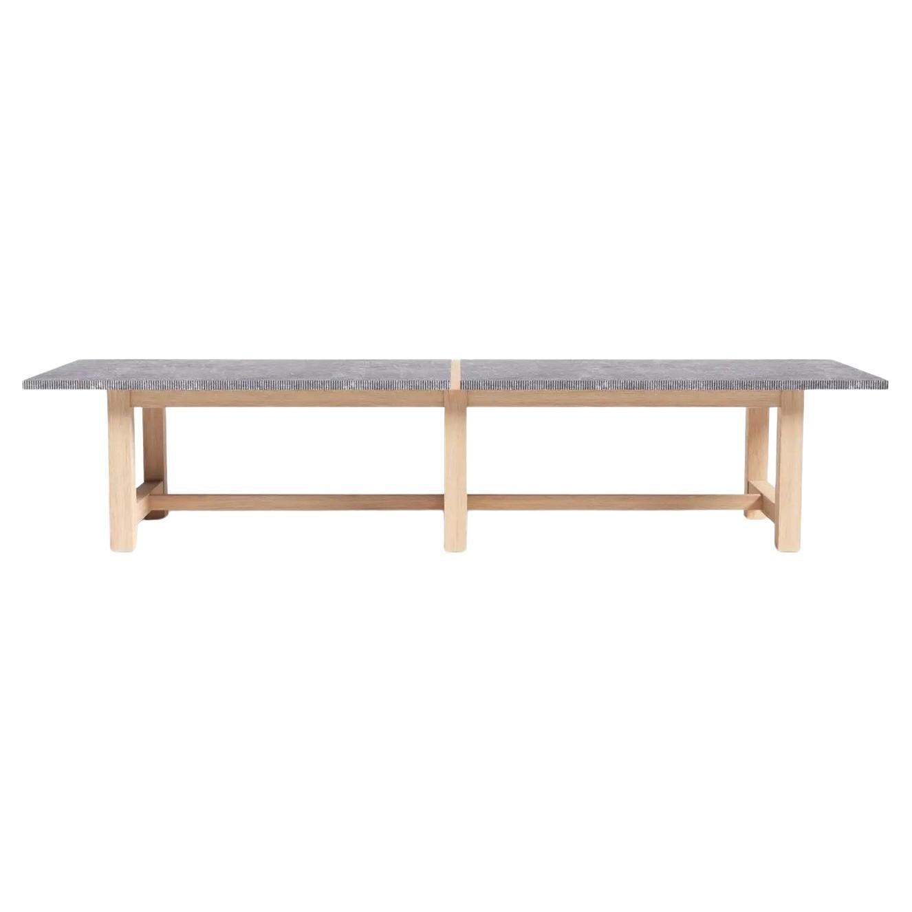 Cette superbe table d'extérieur/indoor est composée d'un plateau en pierre bleue belge fixé sur un cadre en chêne français massif. Cette table robuste est fabriquée à la main en chêne durable. Une table avec laquelle on peut vieillir et partager des