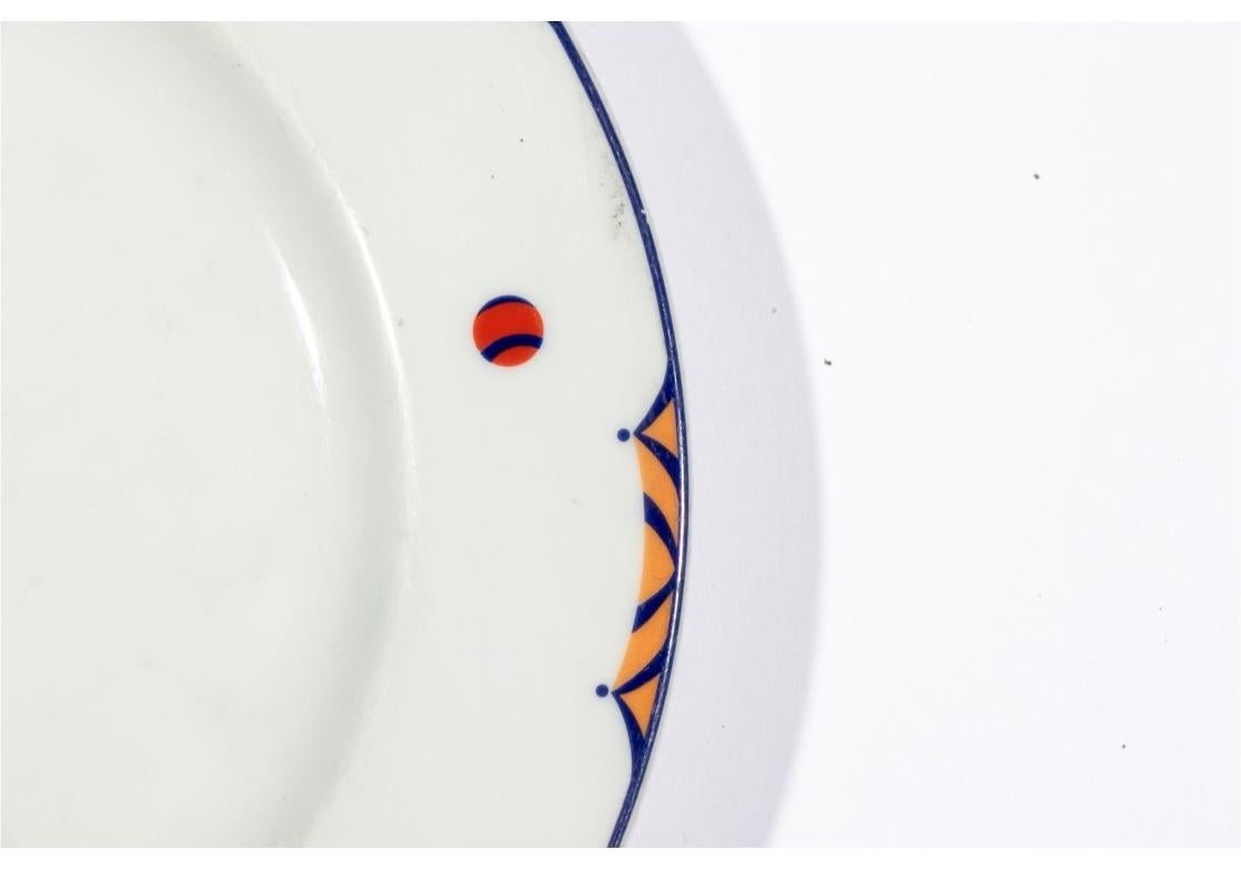 Platos de porcelana Bernardaud Limoges personalizados para Le Cirque, diseñados por Adam H. Tihany, fabricados en Francia. Los platos decorados con grandes tapas, banderas, bolas de colores, anillo maestro y ribete azul.

Dimensiones: 9 3/4