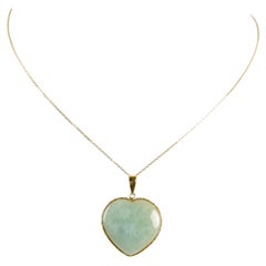 9 and 18 carat yellow gold necklace with an 8 carat heart-cut jade pendant