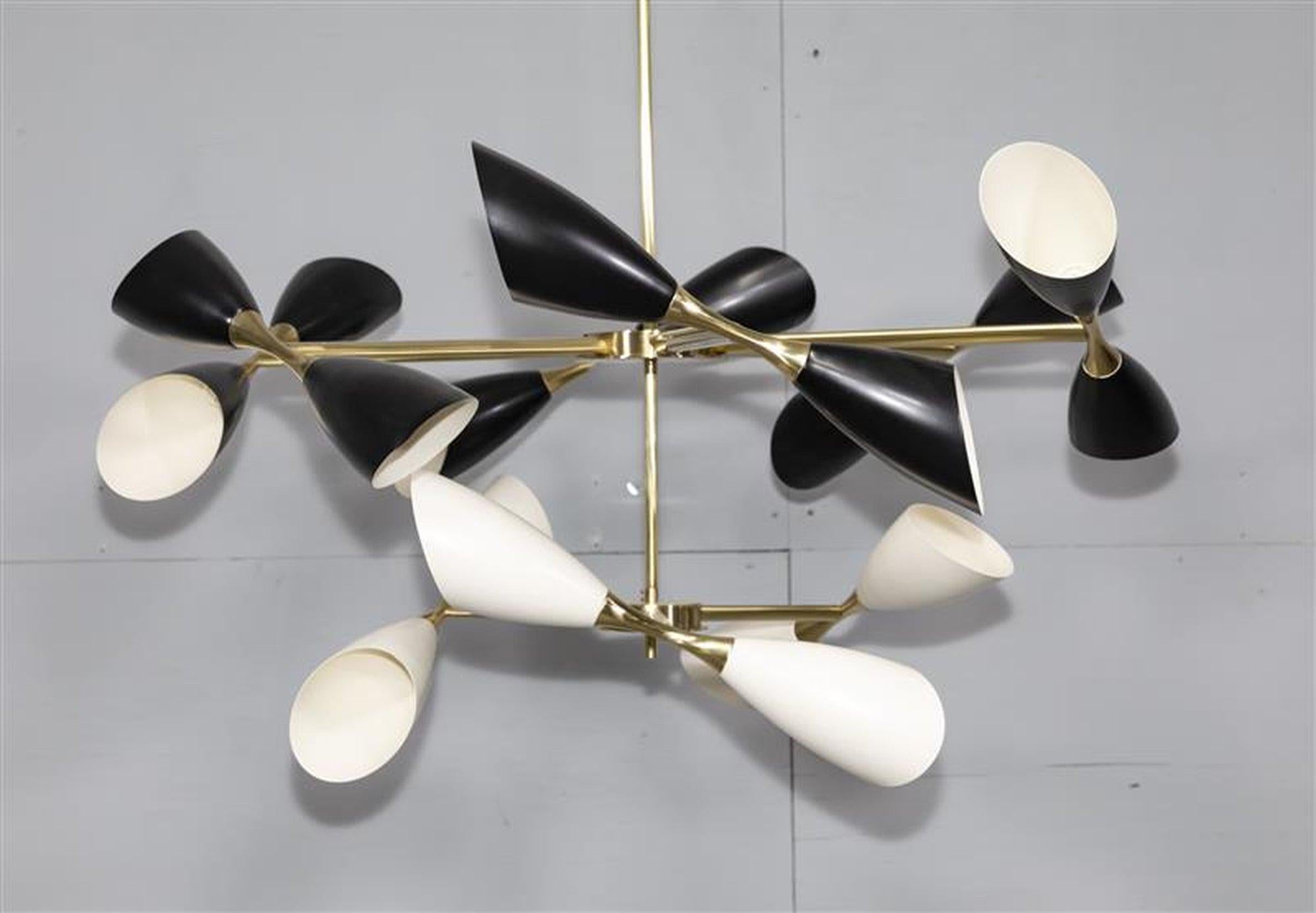 Lampadario nero e avorio di grande qualità con 9 bracci e ottone massiccio
Nello stile dello Stilnovo 
6 braccia sul livello superiore 3 su quello inferiore
Ogni cono è dotato di 2 prese luminose
18 totale 

