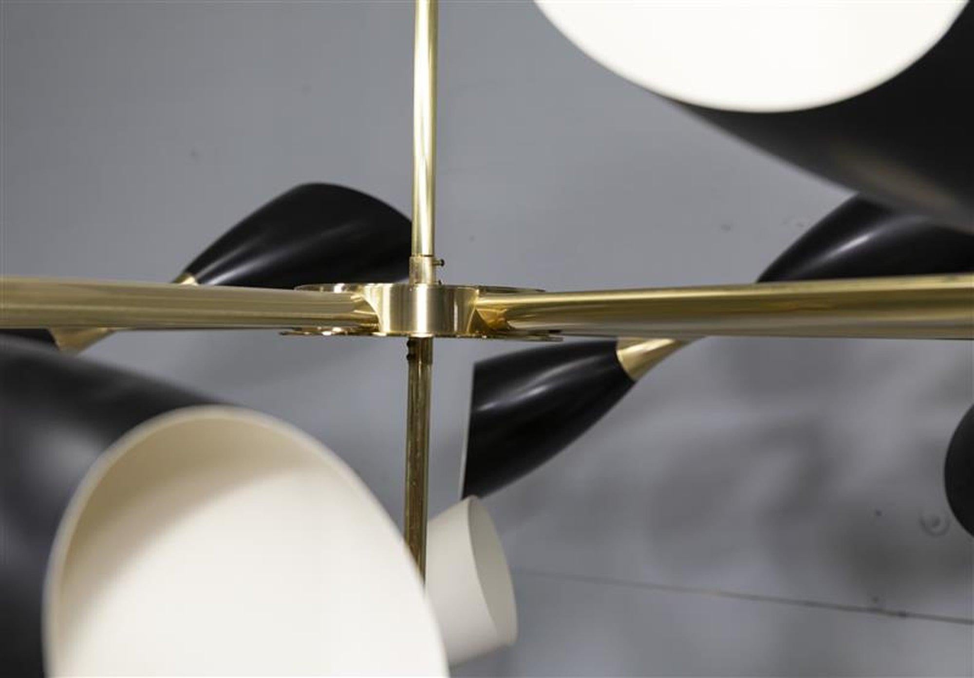 Ottone Lampadario a 9 bracci a cono nero e avorio in vendita