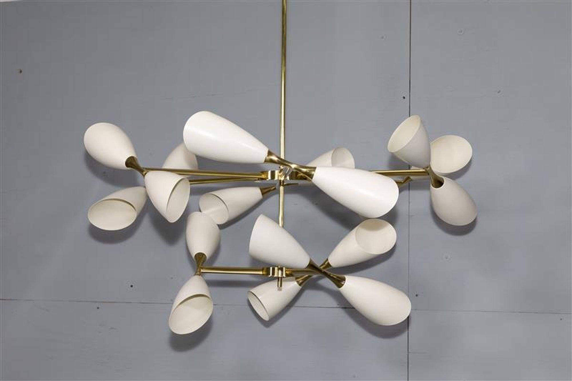 Lampadario avorio di grande qualità con 9 bracci e ottone massiccio
Nello stile dello Stilnovo 
6 braccia sul livello superiore 3 su quello inferiore
Ogni cono è dotato di 2 prese luminose
18 totale 
