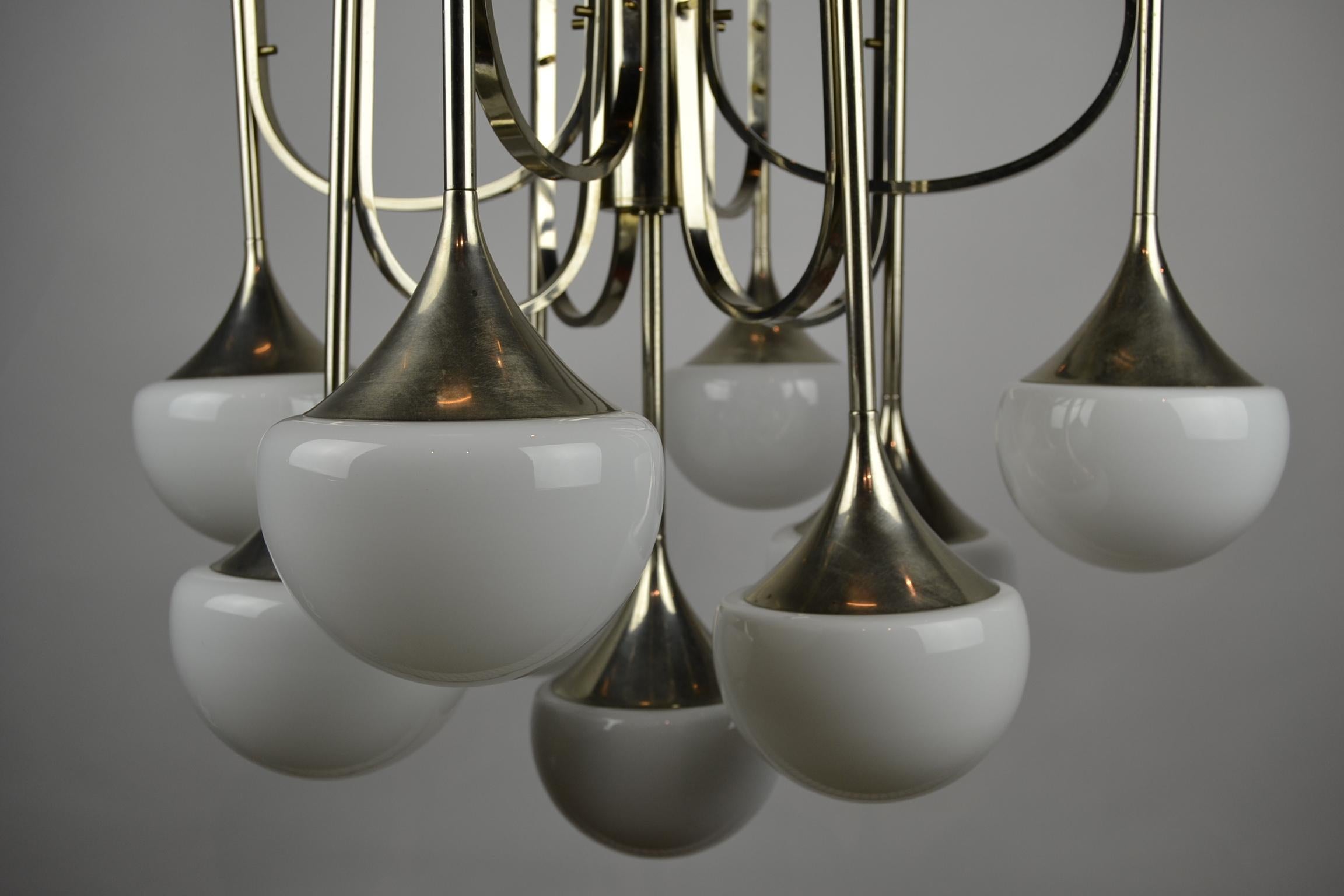 Goffredo Reggiani 9 Armed Trumpet Chandelier, Italy, 1970s, Chrome and Opaline 3