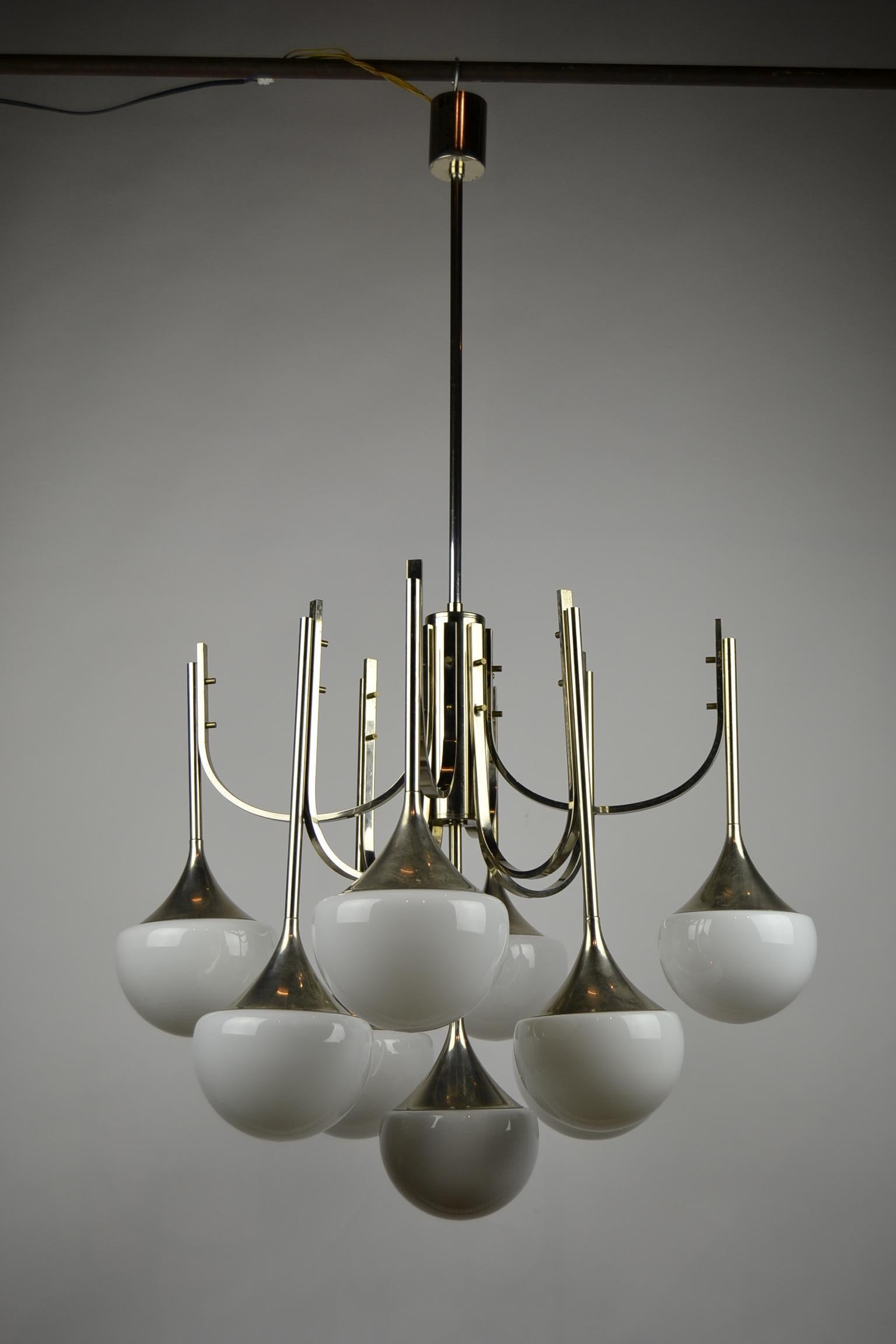 Goffredo Reggiani 9 Armed Trumpet Chandelier, Italy, 1970s, Chrome and Opaline 11