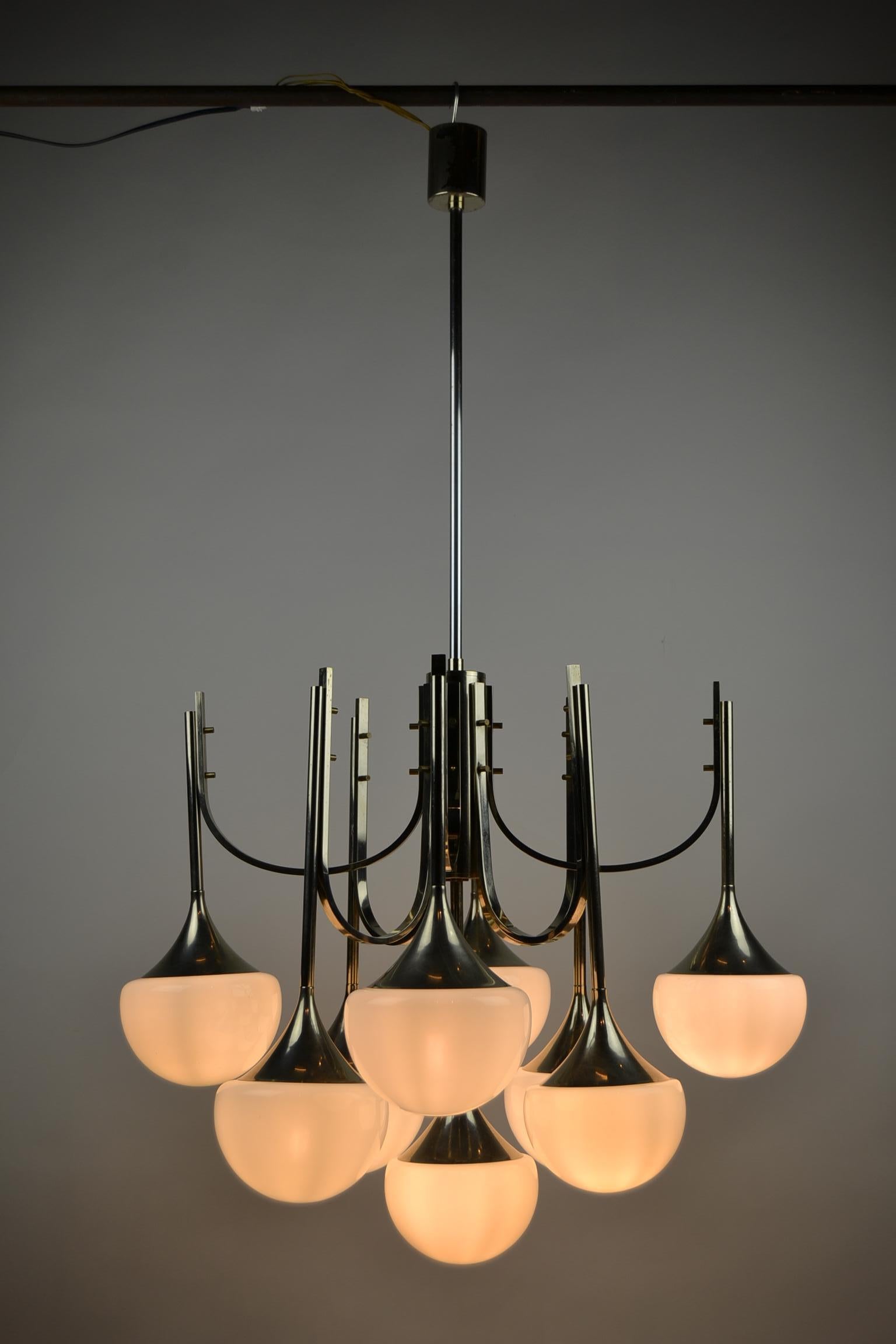 Goffredo Reggiani 9 Armed Trumpet Chandelier, Italy, 1970s, Chrome and Opaline 12