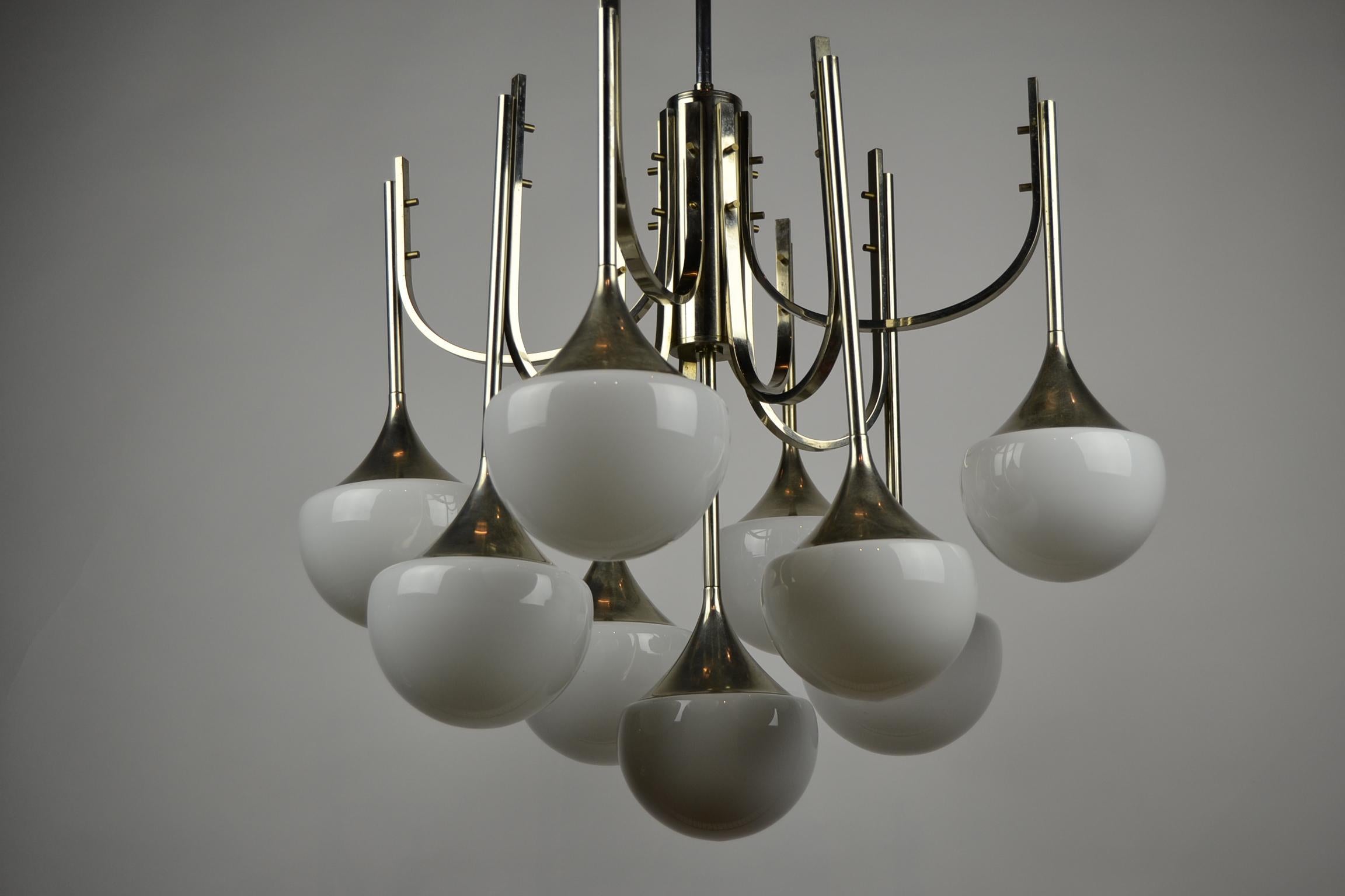 Mid-Century Modern Goffredo Reggiani 9 Armed Trumpet Chandelier, Italy, 1970s, Chrome and Opaline