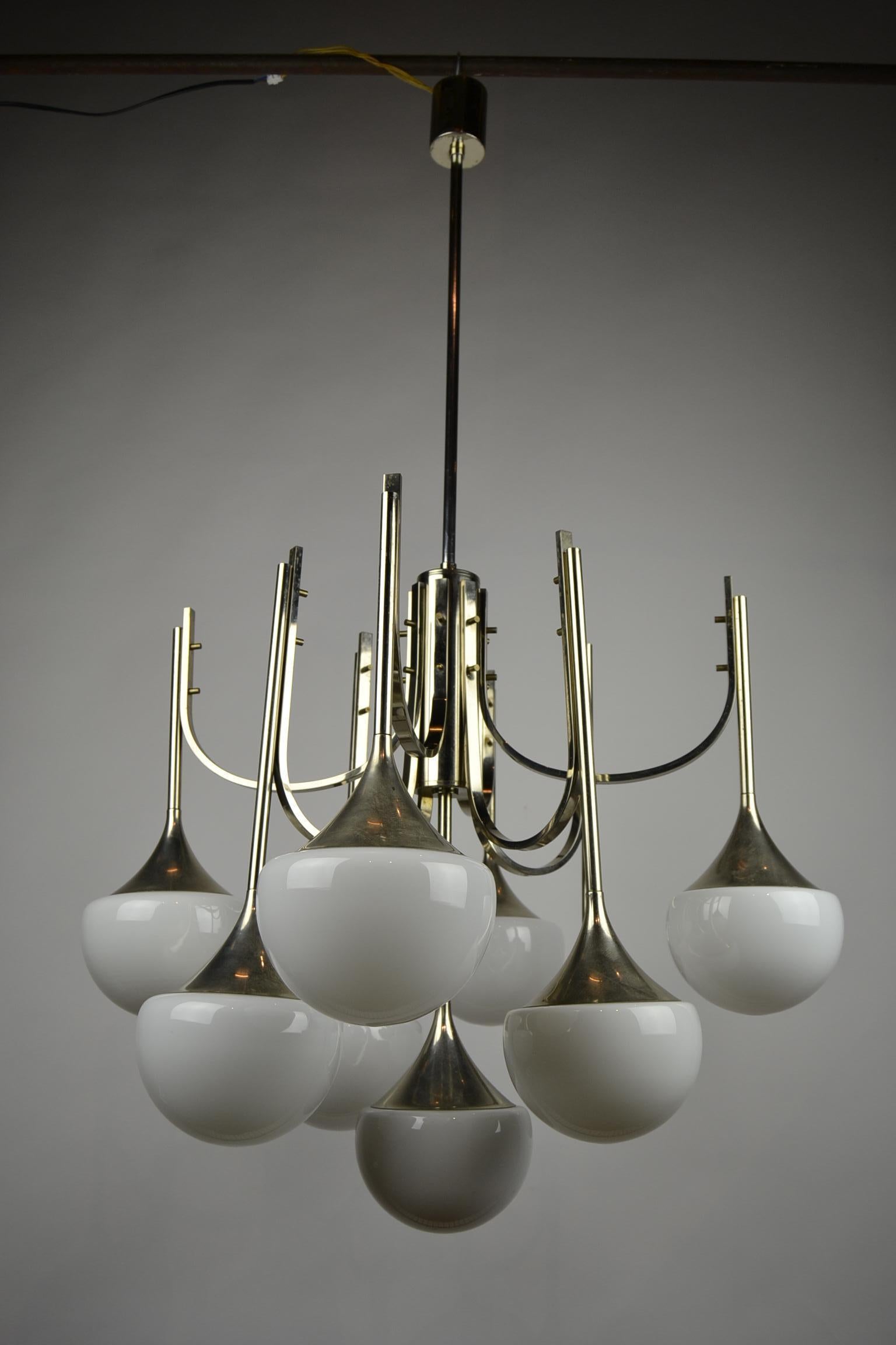 Goffredo Reggiani 9 Armed Trumpet Chandelier, Italy, 1970s, Chrome and Opaline In Good Condition In Antwerp, BE
