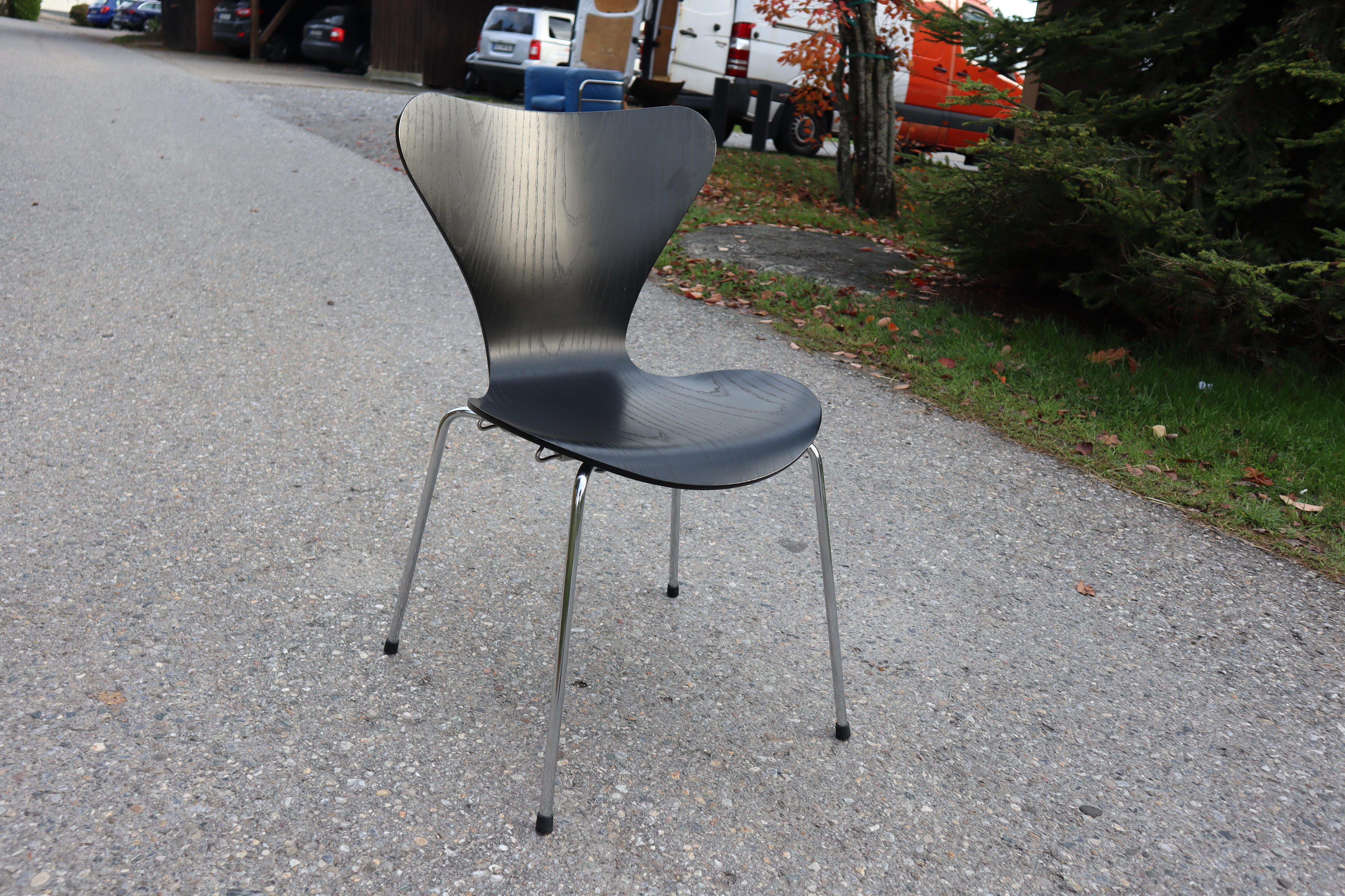 Mid-Century Modern 9 Arne Jacobsen Series 7 Chair for Fritz Hansen in Ebonized Ash