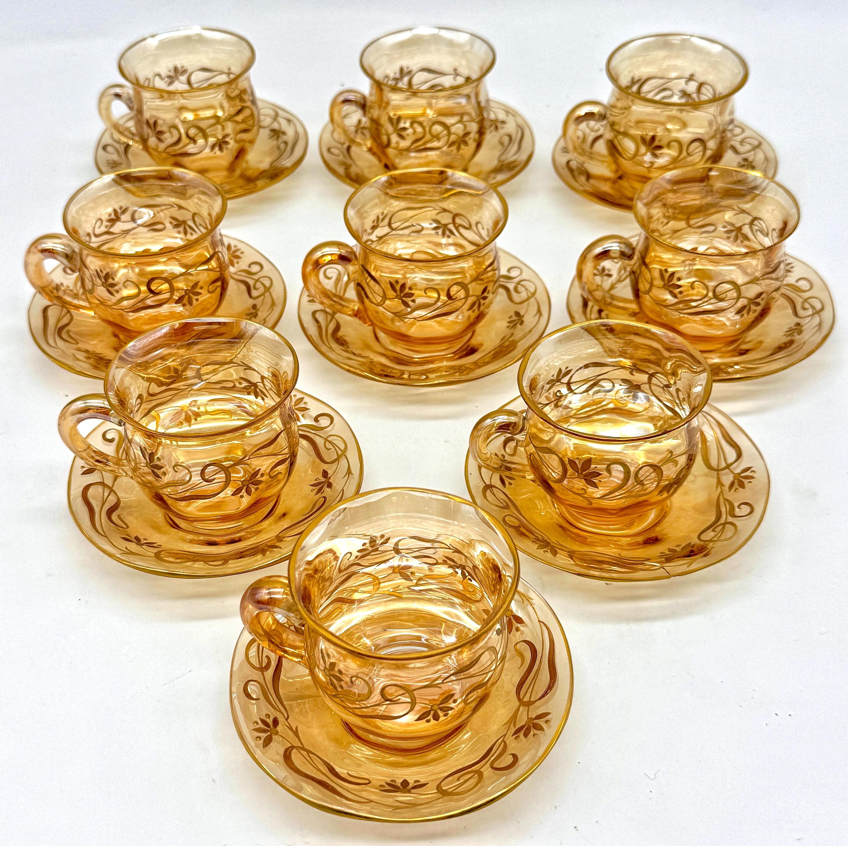 Satz von 9 Zitrin-Glasbechern und Untertassen mit vergoldeter Emaille, um 1900 (18 Stück, bestehend aus 9 Bechern und 9 Untertassen)

Ein raffiniertes Set von neun Jugendstil-Tassen mit passenden Untertassen aus der Zeit um die Jahrhundertwende zum
