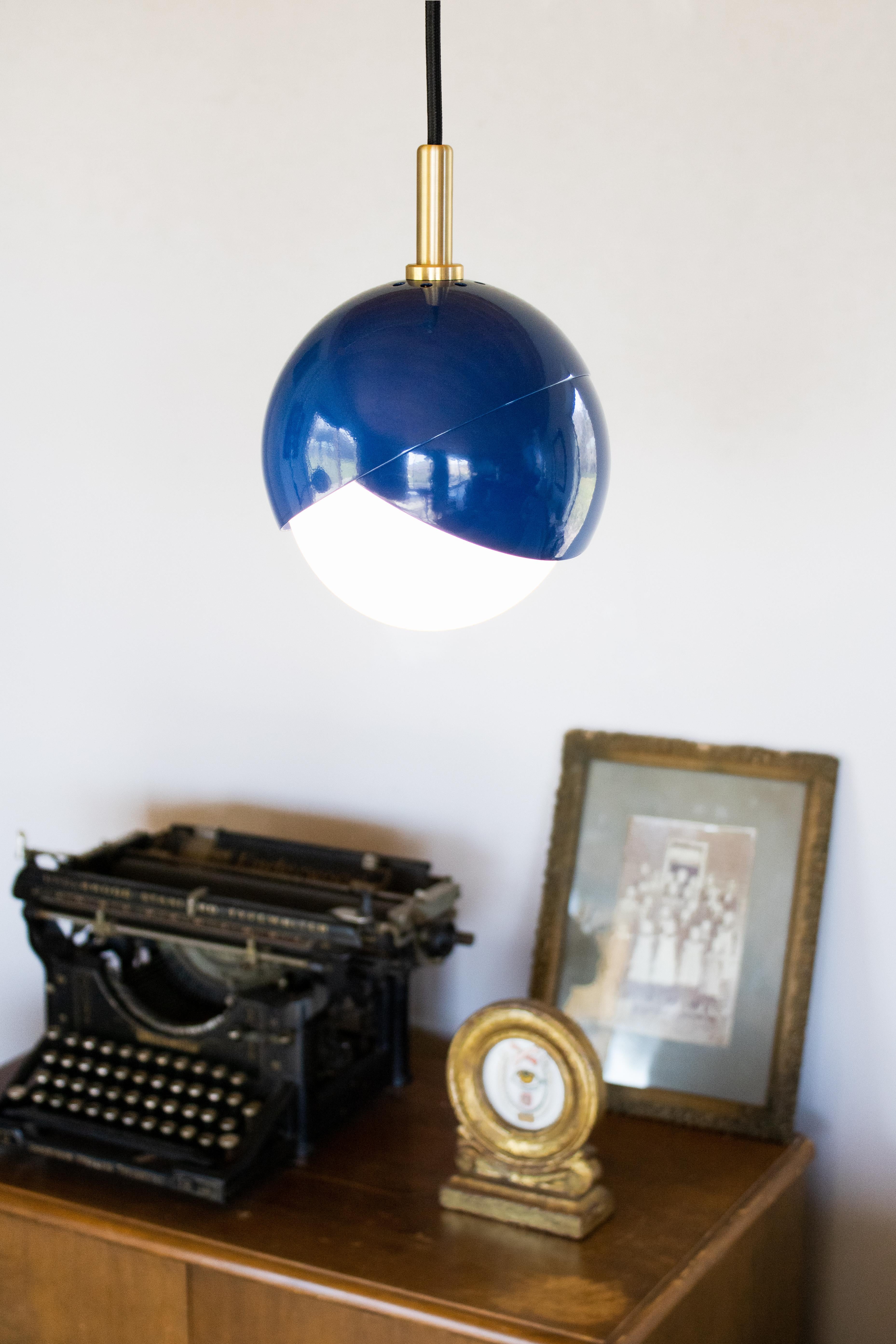 Autre Lampe à suspension Benedict en manteau en poudre bleue, laiton satiné, 22,5 cm de diamètre  en vente