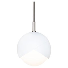 Lampe à suspension Benedict en manteau en poudre blanc mat, nickel satiné, 9 pouces de diamètre