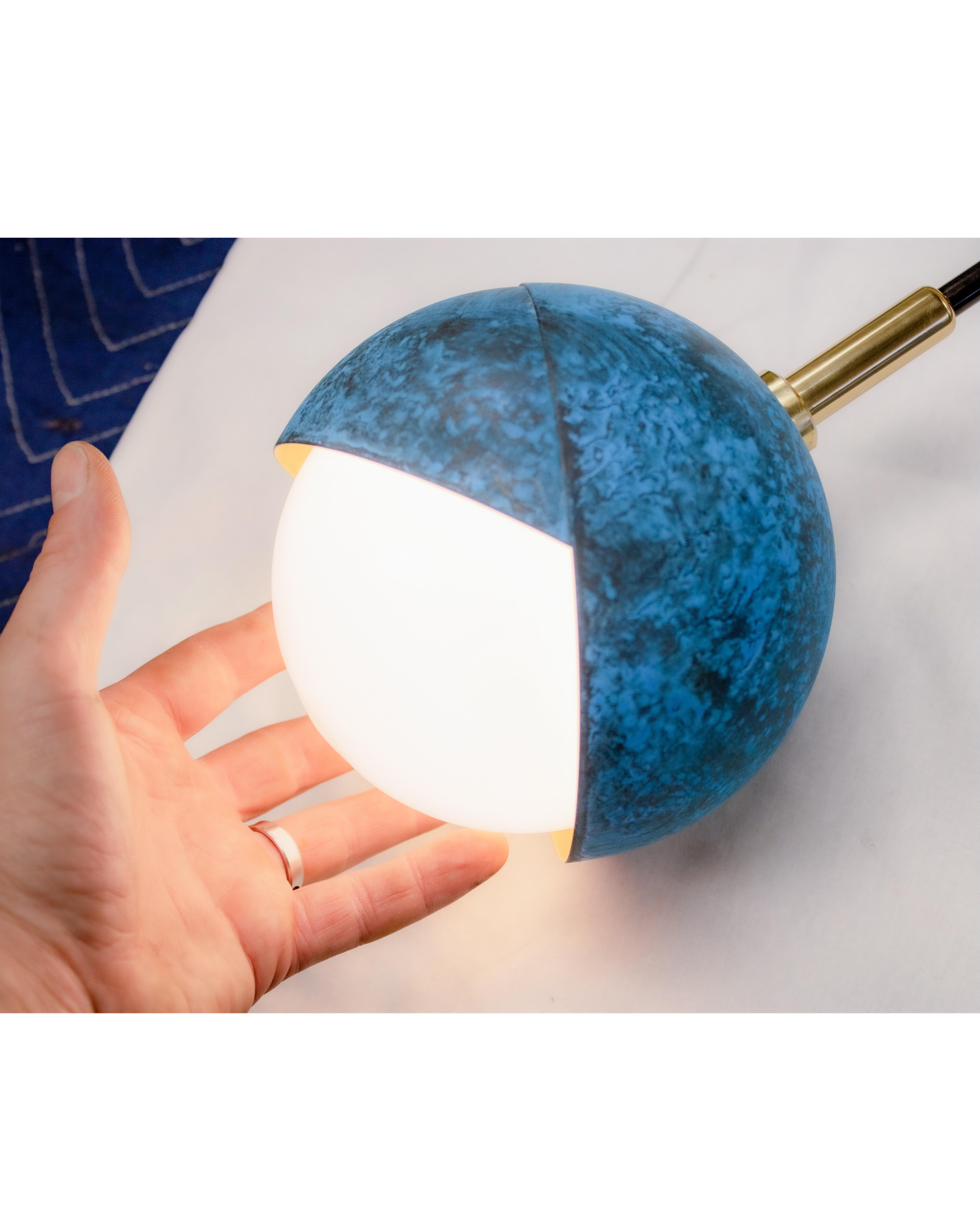 Ottone Lampada a sospensione Benedict, blu di Prussia, dettagli in ottone satinato, diametro 9