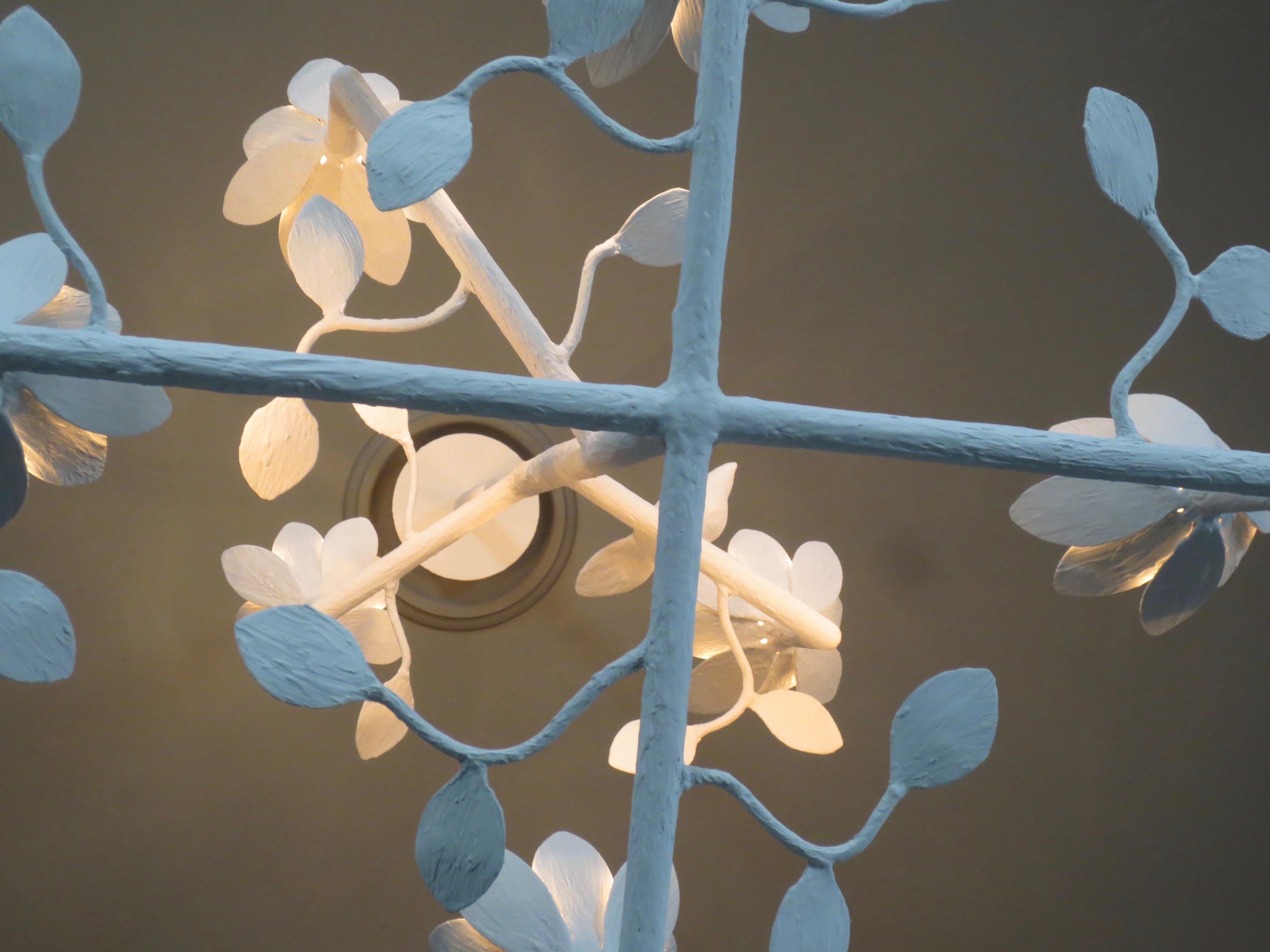 Lustre en plâtre 9 Bloom Cross Bar avec un oiseau et des feuilles Neuf - En vente à Carpinteria, CA