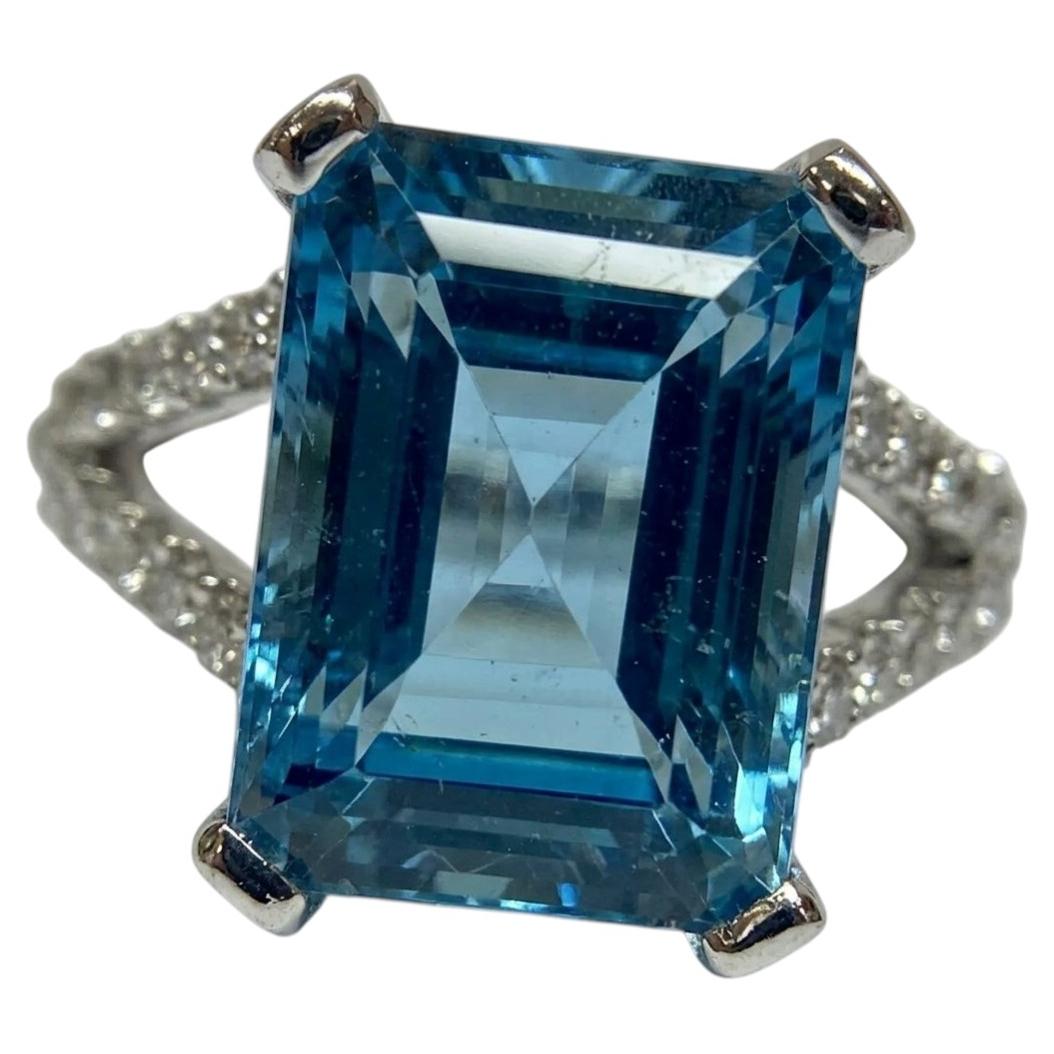 Cocktailring mit 9-Karat-Aquamarin und Diamanten aus 18-karätigem Weißgold