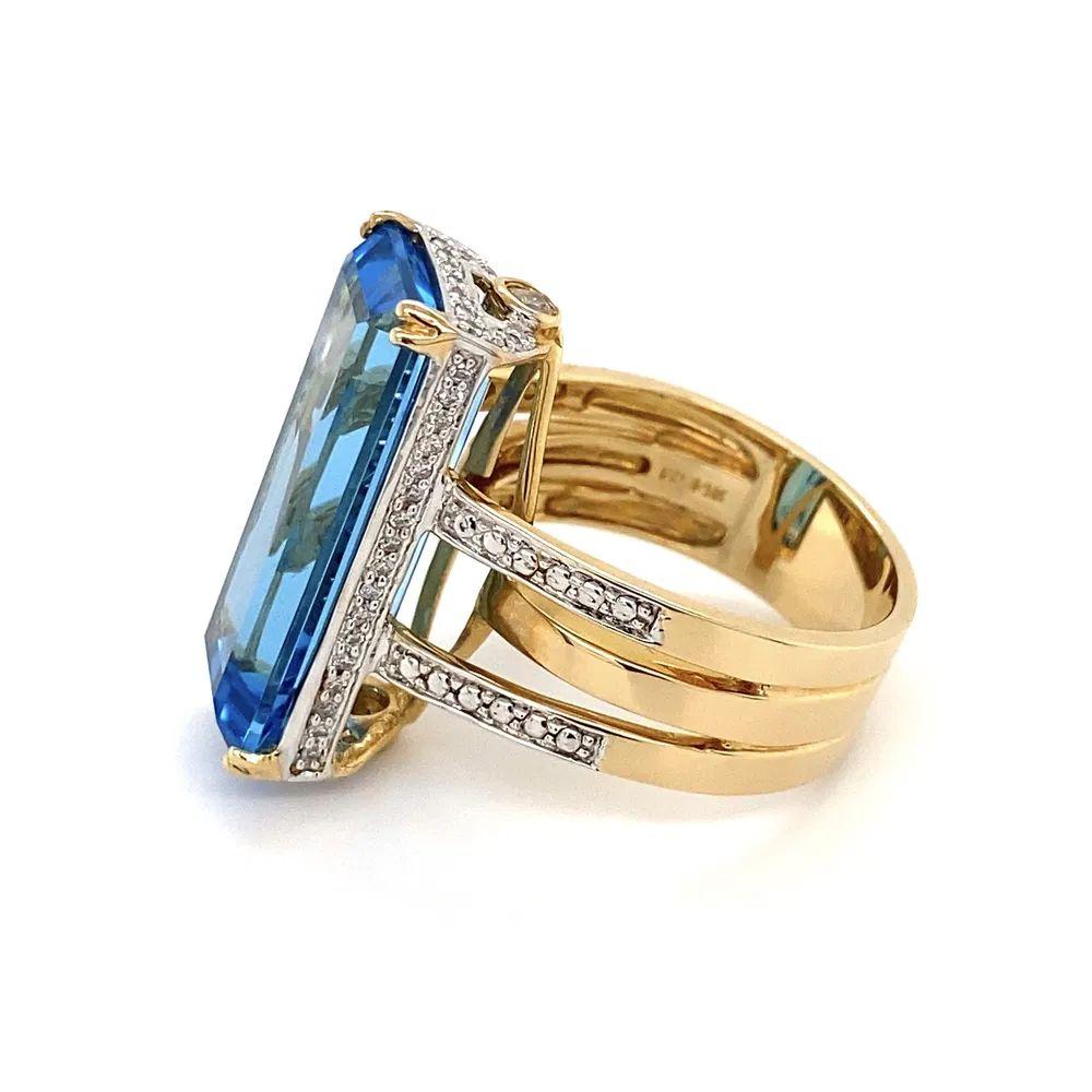 9 Carat Blue Topaz and Diamond Gold Vintage Ring Corte mixto en venta