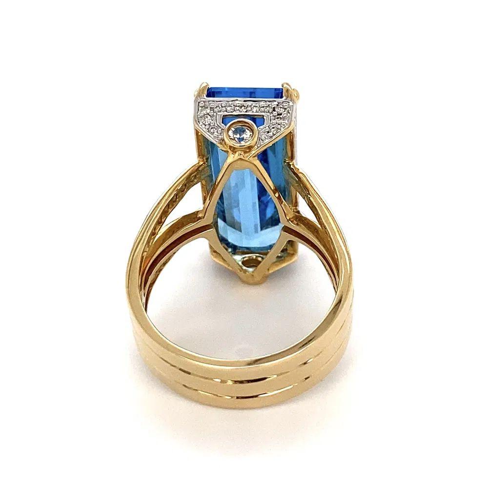 9 Carat Blue Topaz and Diamond Gold Vintage Ring en Excelente estado para la venta en Montreal, QC