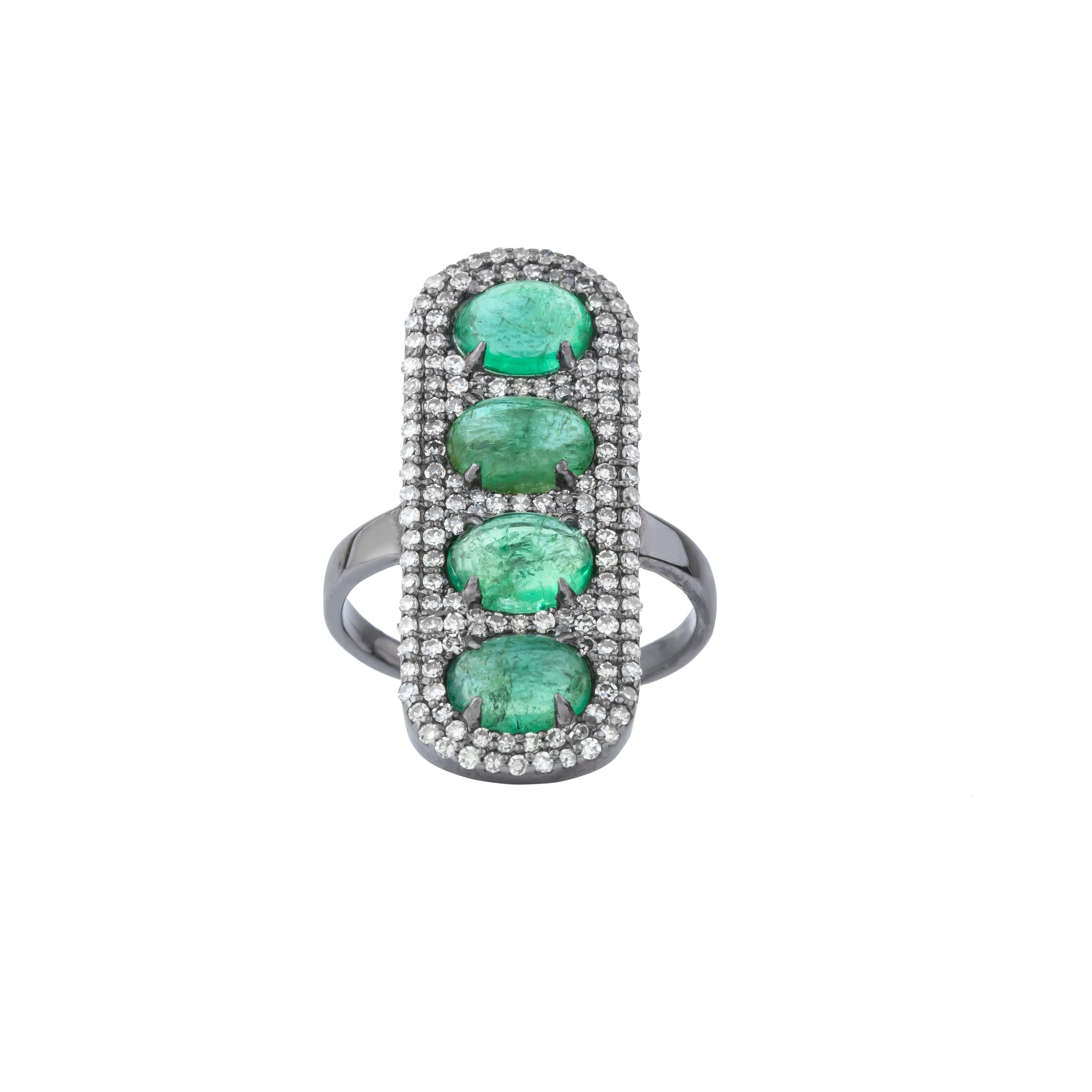 Un anello da cocktail con diamanti e smeraldi da 9 carati è l'epitome del lusso e della raffinatezza. Questo straordinario pezzo è caratterizzato da uno smeraldo stupefacente che emana una tonalità verde intensa e vibrante che cattura lo sguardo. Lo